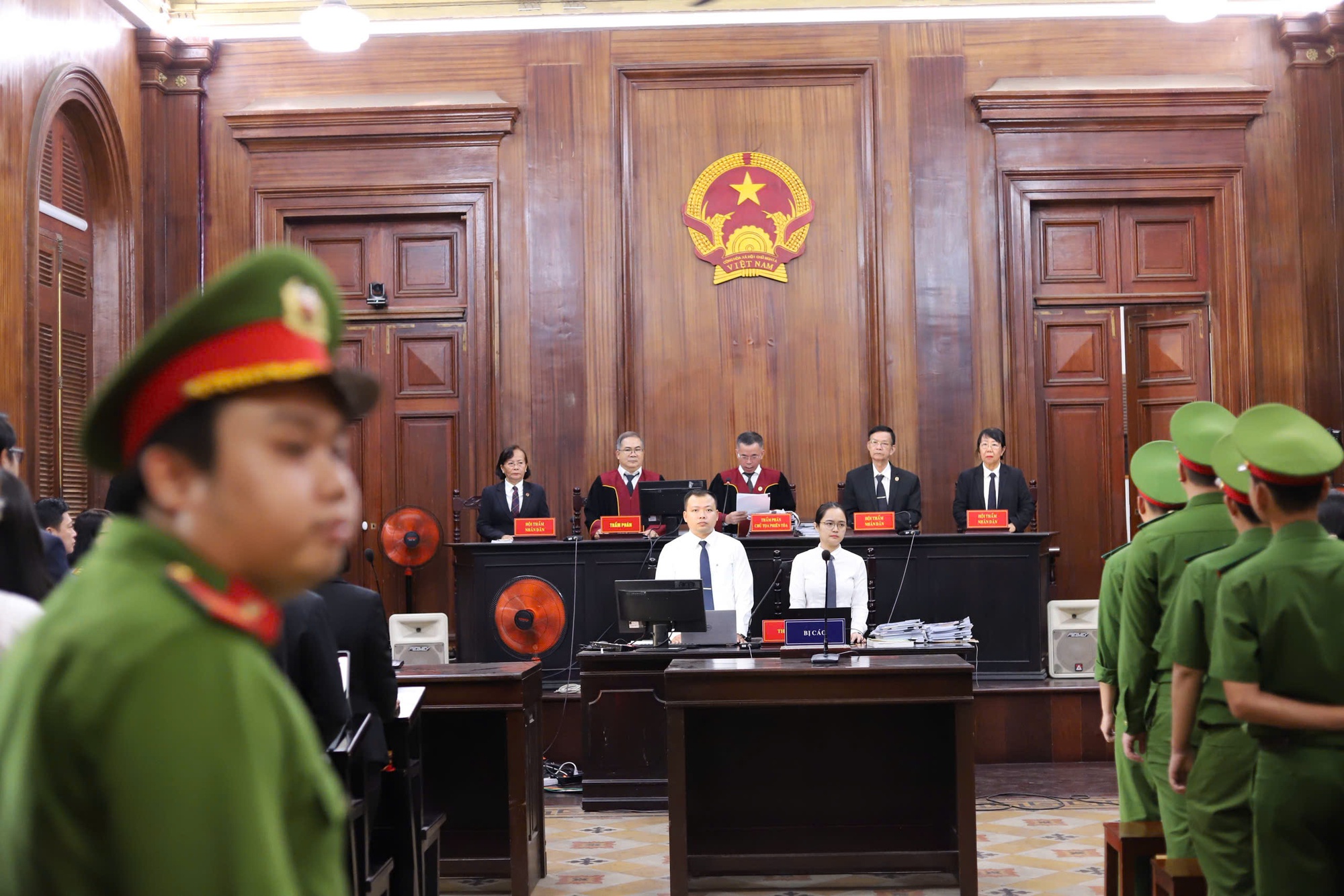 Ghế bị cáo Nguyễn Thị Thanh Nhàn: Sáu lần tòa gọi, sáu lần trống- Ảnh 1. Ghế bị cáo Nguyễn Thị Thanh Nhàn: Sáu lần tòa gọi, sáu lần trống- Ảnh 1.