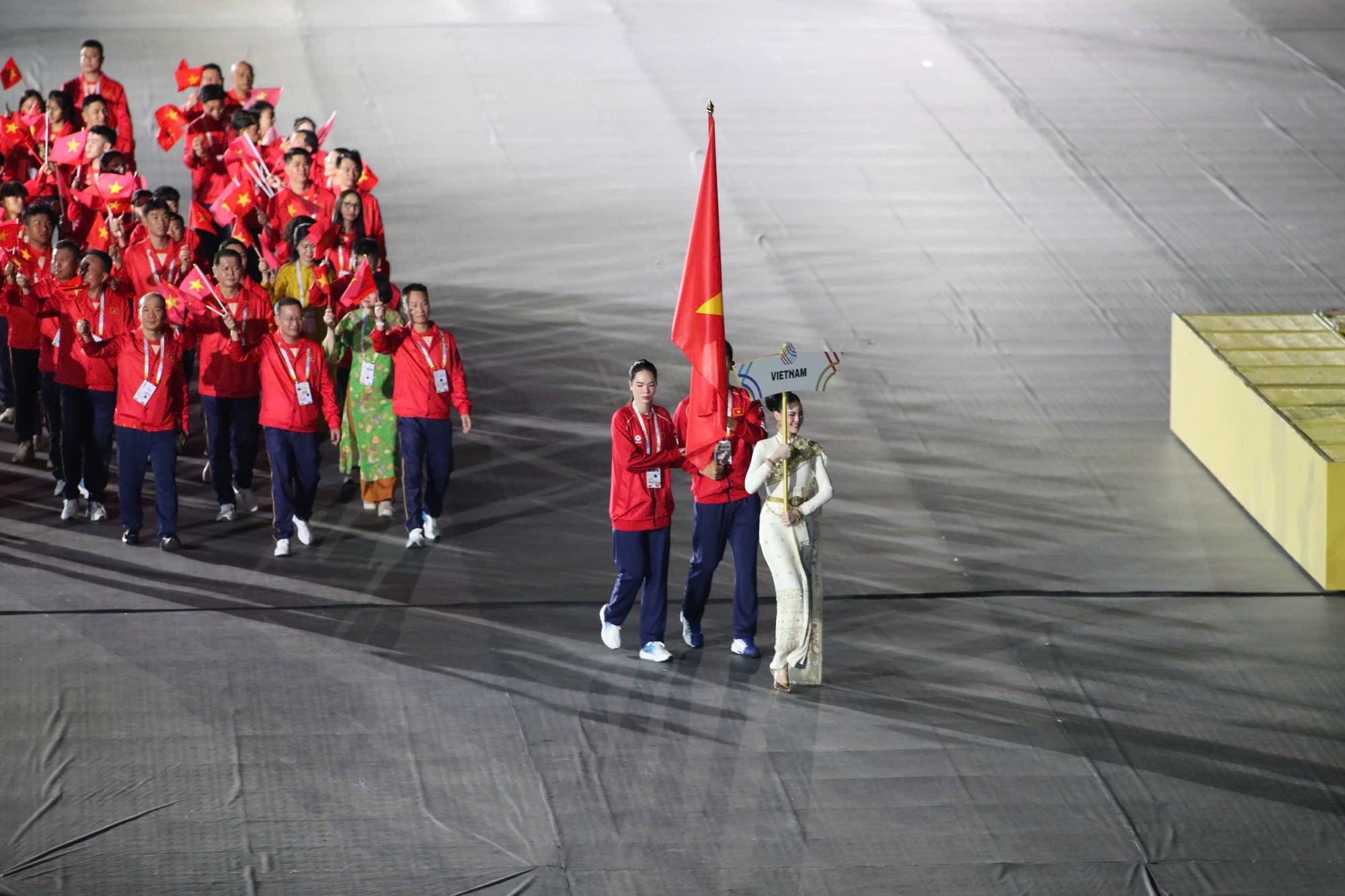 Ảnh: Toàn cảnh khai mạc SEA Games 33, lá cờ tổ quốc Việt Nam tự hào tung bay trên đấu trường khu vực- Ảnh 2. Ảnh: Toàn cảnh khai mạc SEA Games 33, lá cờ tổ quốc Việt Nam tự hào tung bay trên đấu trường khu vực- Ảnh 2.
