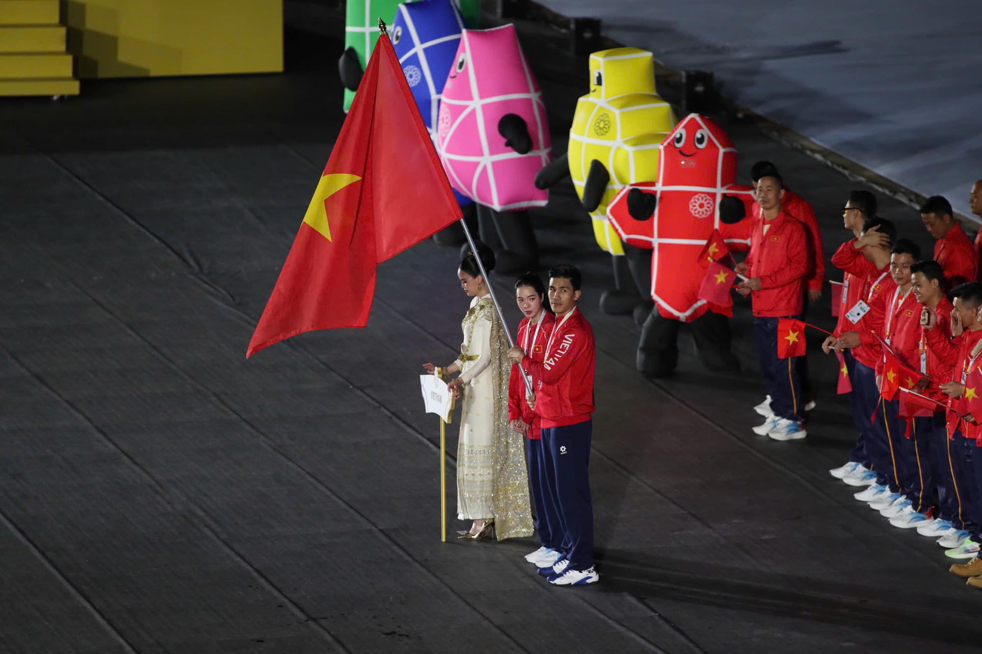 Ảnh: Toàn cảnh khai mạc SEA Games 33, lá cờ tổ quốc Việt Nam tự hào tung bay trên đấu trường khu vực- Ảnh 1. Ảnh: Toàn cảnh khai mạc SEA Games 33, lá cờ tổ quốc Việt Nam tự hào tung bay trên đấu trường khu vực- Ảnh 1.