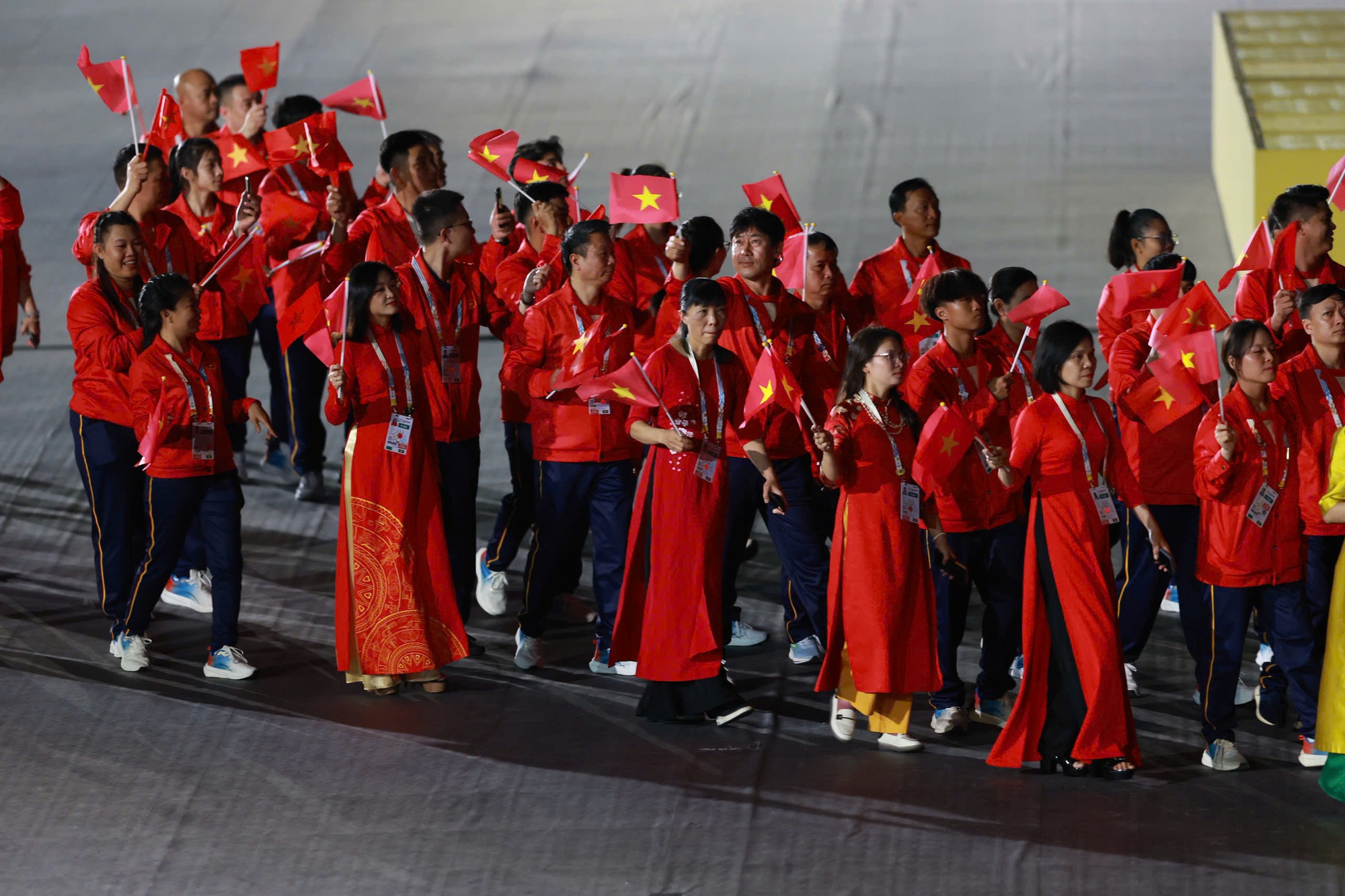 Ảnh: Toàn cảnh khai mạc SEA Games 33, lá cờ tổ quốc Việt Nam tự hào tung bay trên đấu trường khu vực- Ảnh 4. Ảnh: Toàn cảnh khai mạc SEA Games 33, lá cờ tổ quốc Việt Nam tự hào tung bay trên đấu trường khu vực- Ảnh 4.