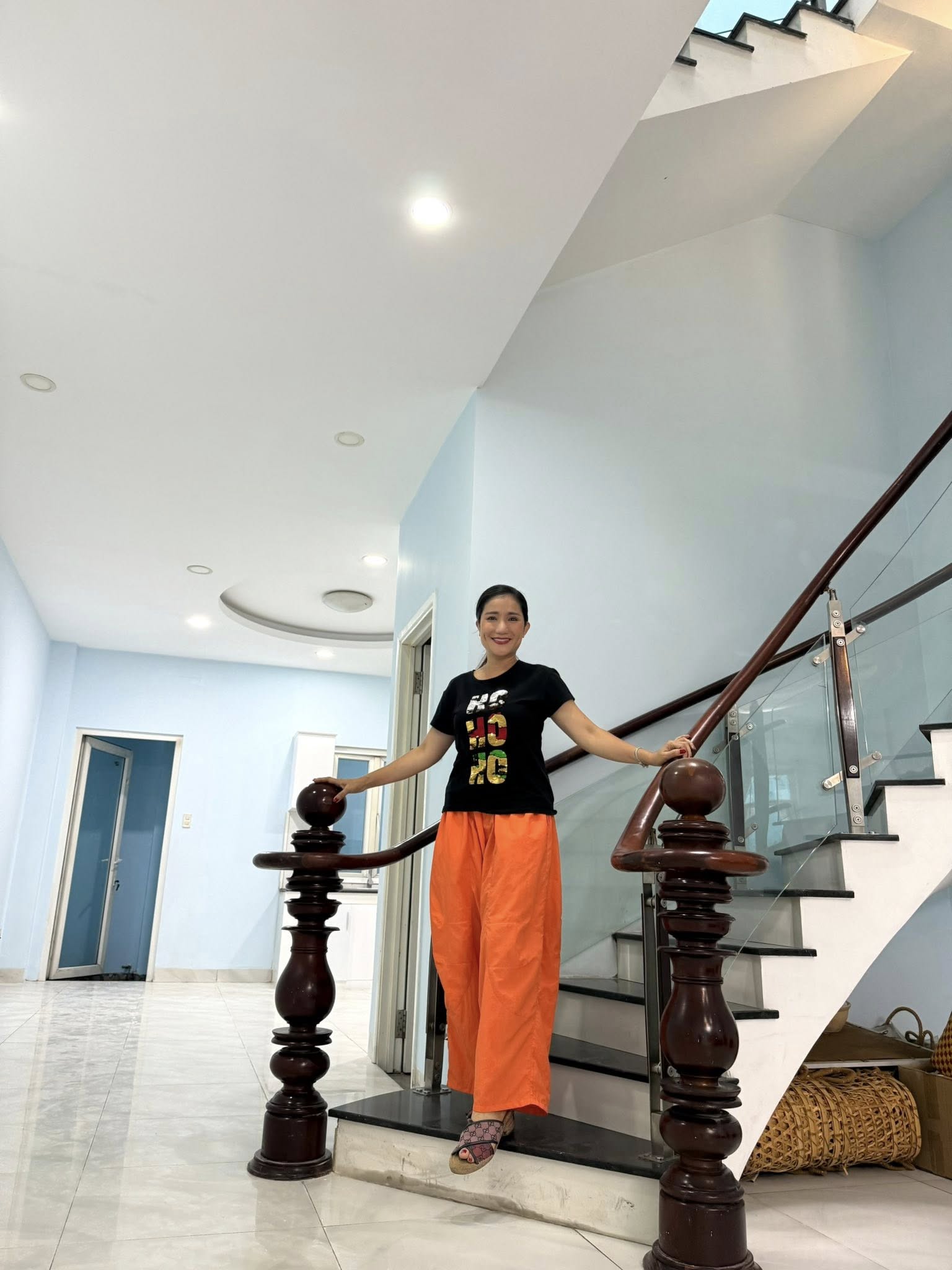 Lý do mẹ đơn thân là NSƯT hàng đầu miền Nam rao bán nhà, ô tô, quần áo?- Ảnh 1.