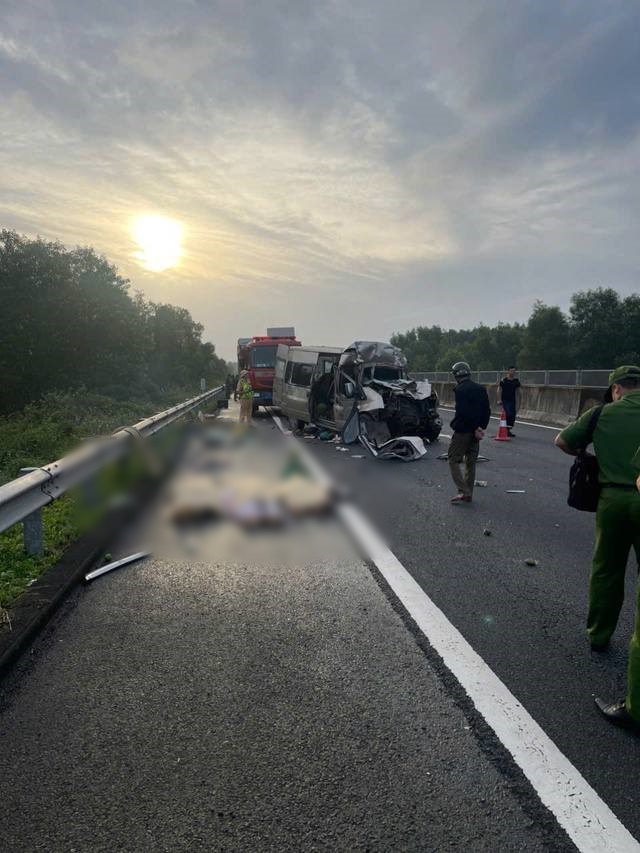 Vụ tai nạn trên cao tốc khiến 4 người tử vong: Cô dâu, chú rể cùng gia đình đang trên đường về Ninh Bình- Ảnh 1. Vụ tai nạn trên cao tốc khiến 4 người tử vong: Cô dâu, chú rể cùng gia đình đang trên đường về Ninh Bình- Ảnh 1.