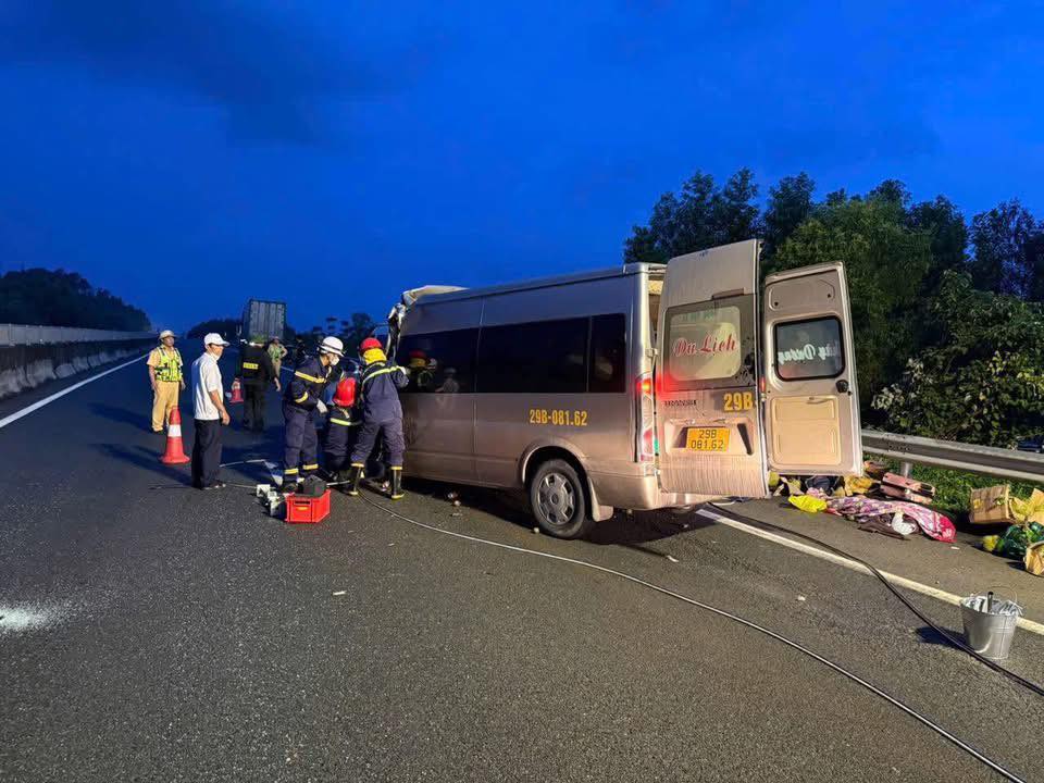 Vụ tai nạn trên cao tốc khiến 4 người tử vong: Cô dâu, chú rể cùng gia đình đang trên đường về Ninh Bình- Ảnh 2. Vụ tai nạn trên cao tốc khiến 4 người tử vong: Cô dâu, chú rể cùng gia đình đang trên đường về Ninh Bình- Ảnh 2.