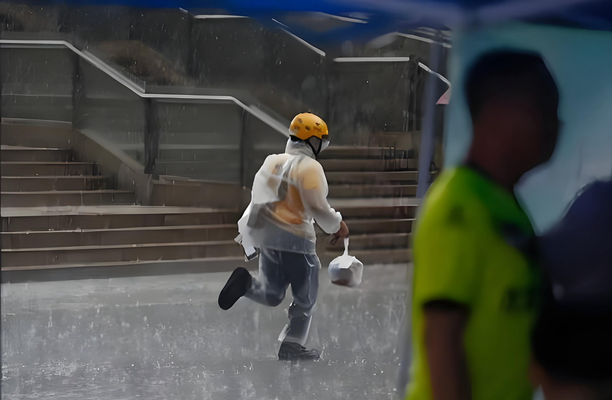 Shipper 28 tuổi chỉ chạy 20 đơn/ngày: 17 tháng sau, chân tướng lộ ra khiến 110 triệu người nghẹn lời- Ảnh 1. Shipper 28 tuổi chỉ chạy 20 đơn/ngày: 17 tháng sau, chân tướng lộ ra khiến 110 triệu người nghẹn lời- Ảnh 1.