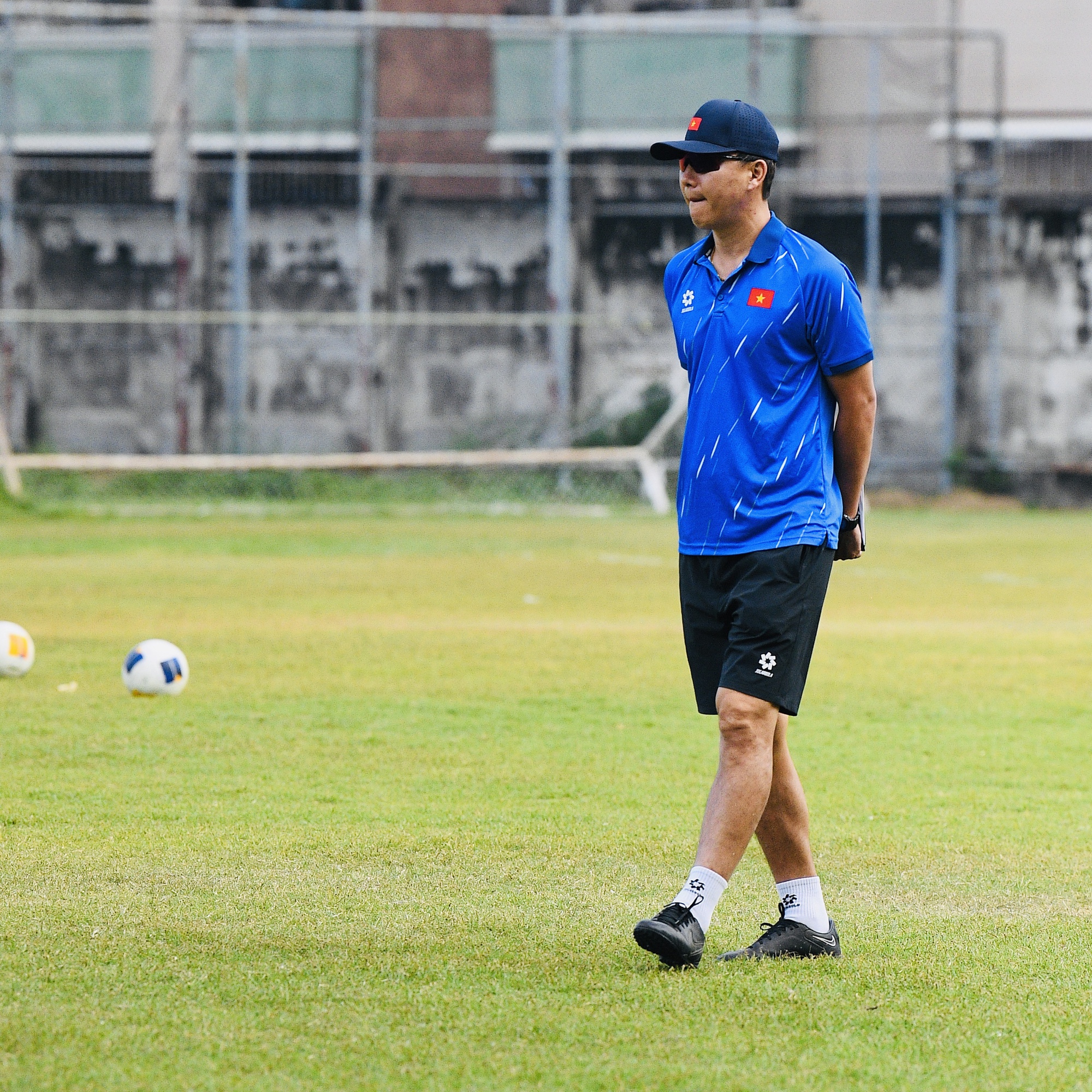 HLV Kim Sang-sik đeo kính râm cực ngầu, chiếm trọn spotlight ở buổi tập của U22 Việt Nam trước trận "đại chiến" với U22 Malaysia - Ảnh 6.