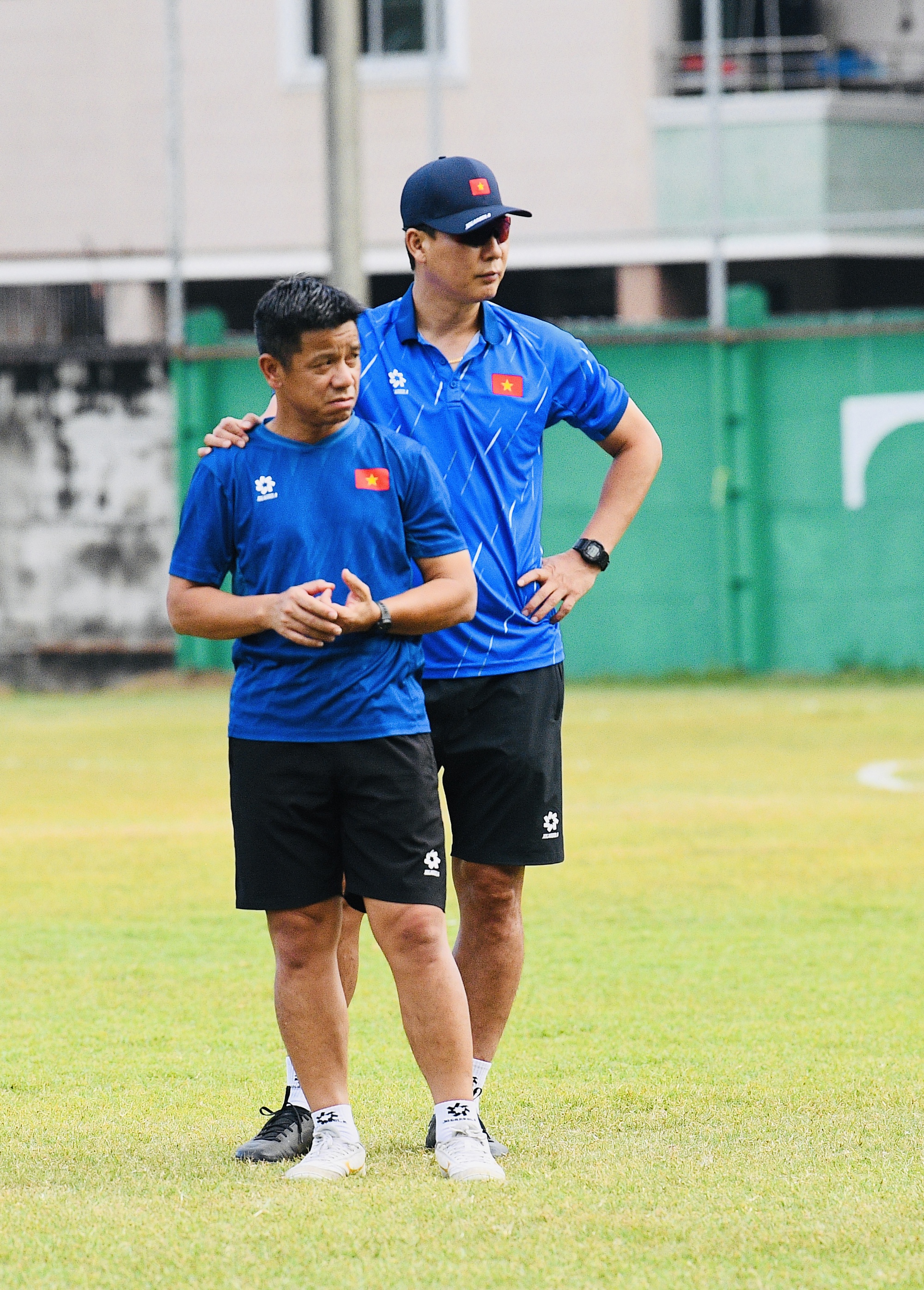 HLV Kim Sang-sik đeo kính râm cực ngầu, chiếm trọn spotlight ở buổi tập của U22 Việt Nam trước trận "đại chiến" với U22 Malaysia - Ảnh 1.