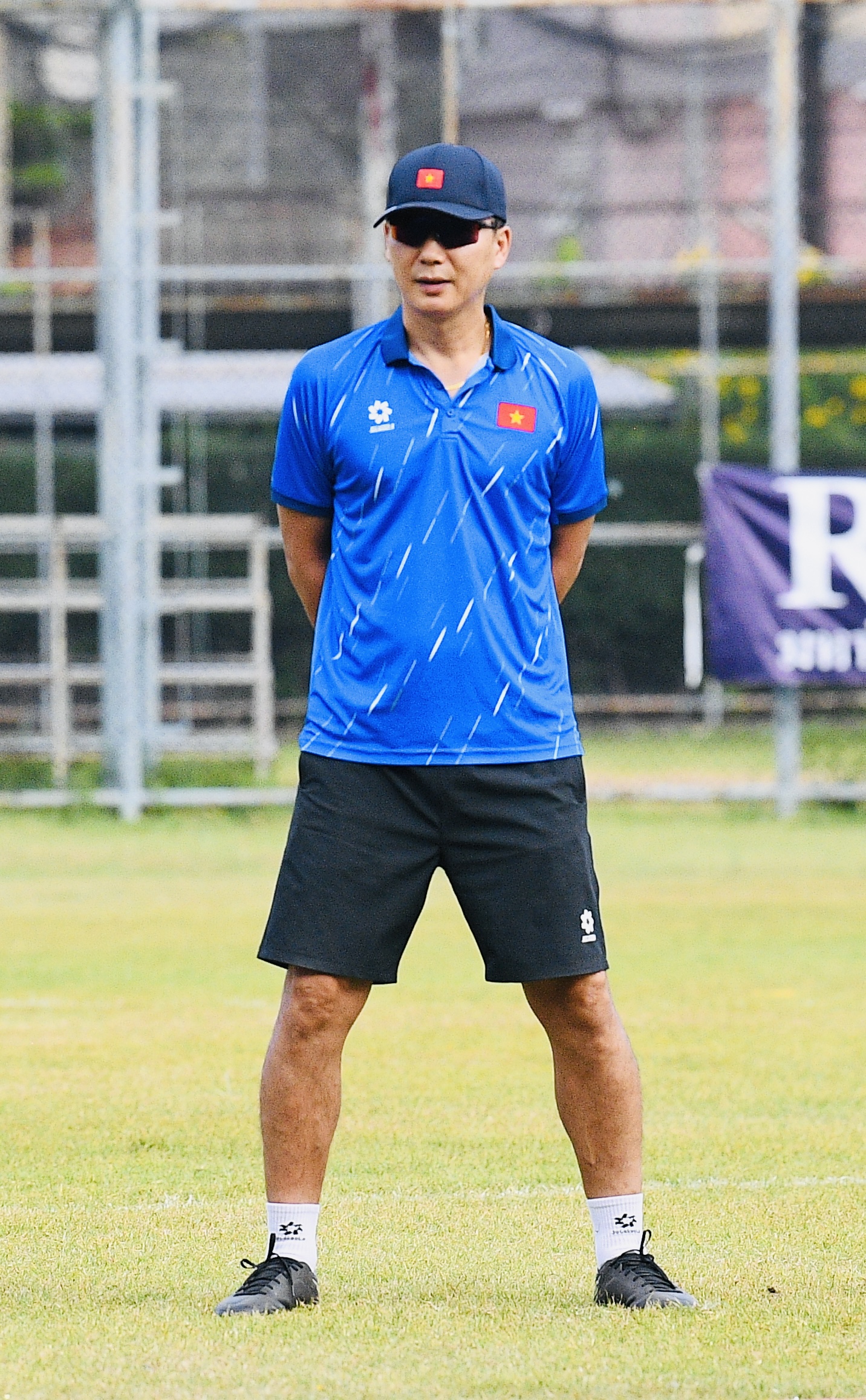 HLV Kim Sang-sik đeo kính râm cực ngầu, chiếm trọn spotlight ở buổi tập của U22 Việt Nam trước trận "đại chiến" với U22 Malaysia - Ảnh 5.