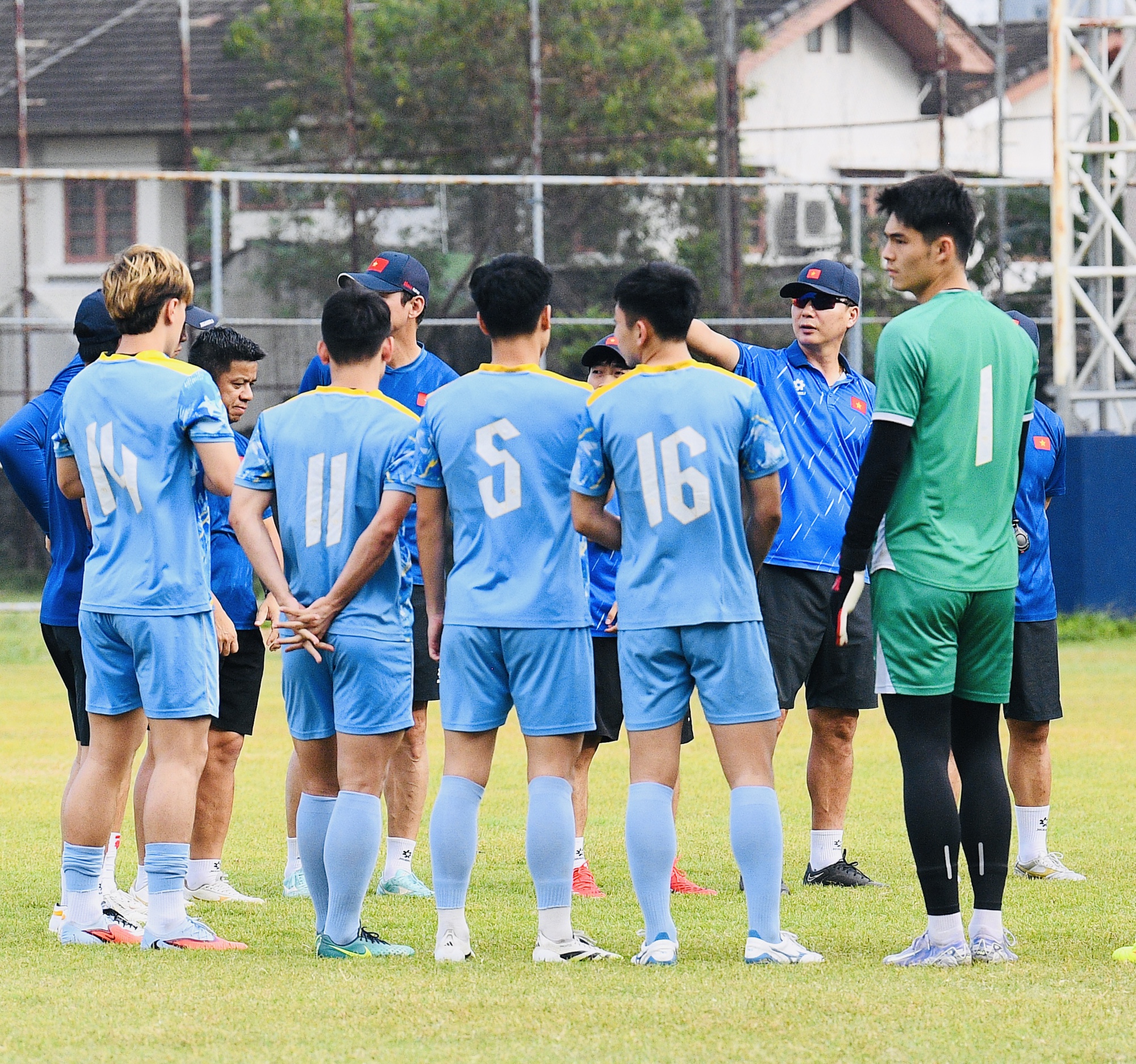 HLV Kim Sang-sik đeo kính râm cực ngầu, chiếm trọn spotlight ở buổi tập của U22 Việt Nam trước trận "đại chiến" với U22 Malaysia - Ảnh 2.