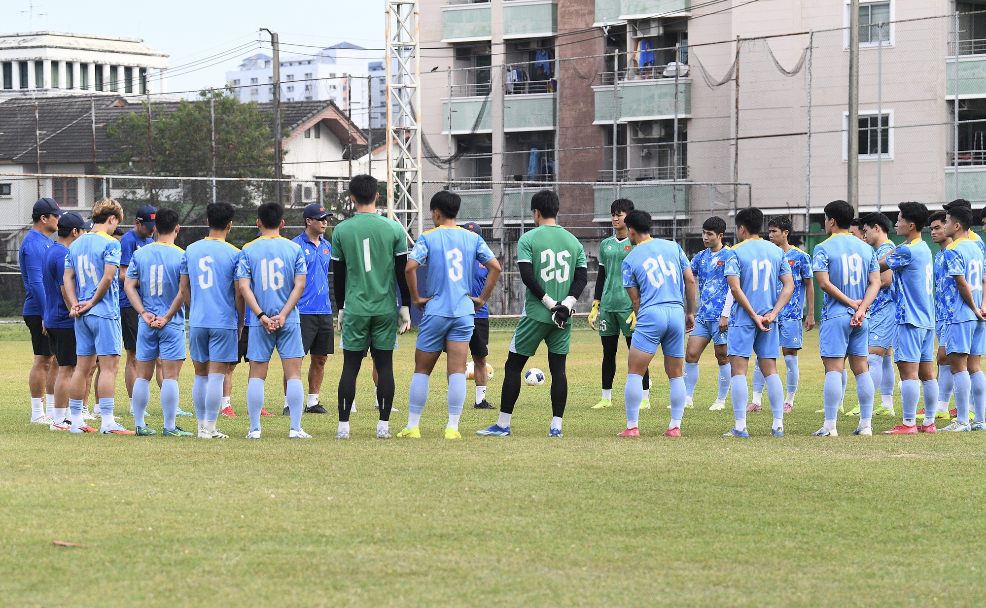 HLV Kim Sang-sik đeo kính râm cực ngầu, chiếm trọn spotlight ở buổi tập của U22 Việt Nam trước trận "đại chiến" với U22 Malaysia - Ảnh 3.