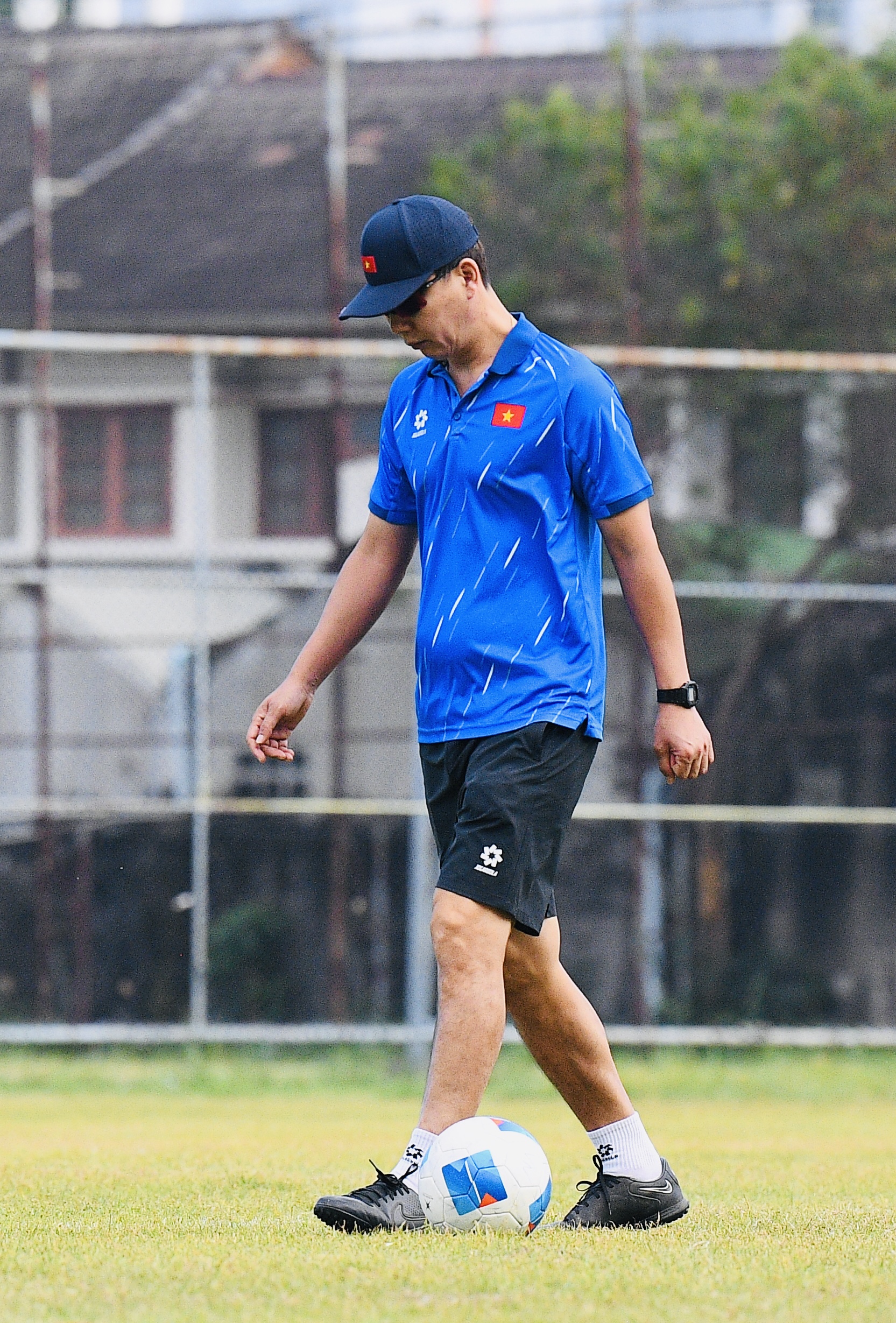 HLV Kim Sang-sik đeo kính râm cực ngầu, chiếm trọn spotlight ở buổi tập của U22 Việt Nam trước trận "đại chiến" với U22 Malaysia - Ảnh 7.