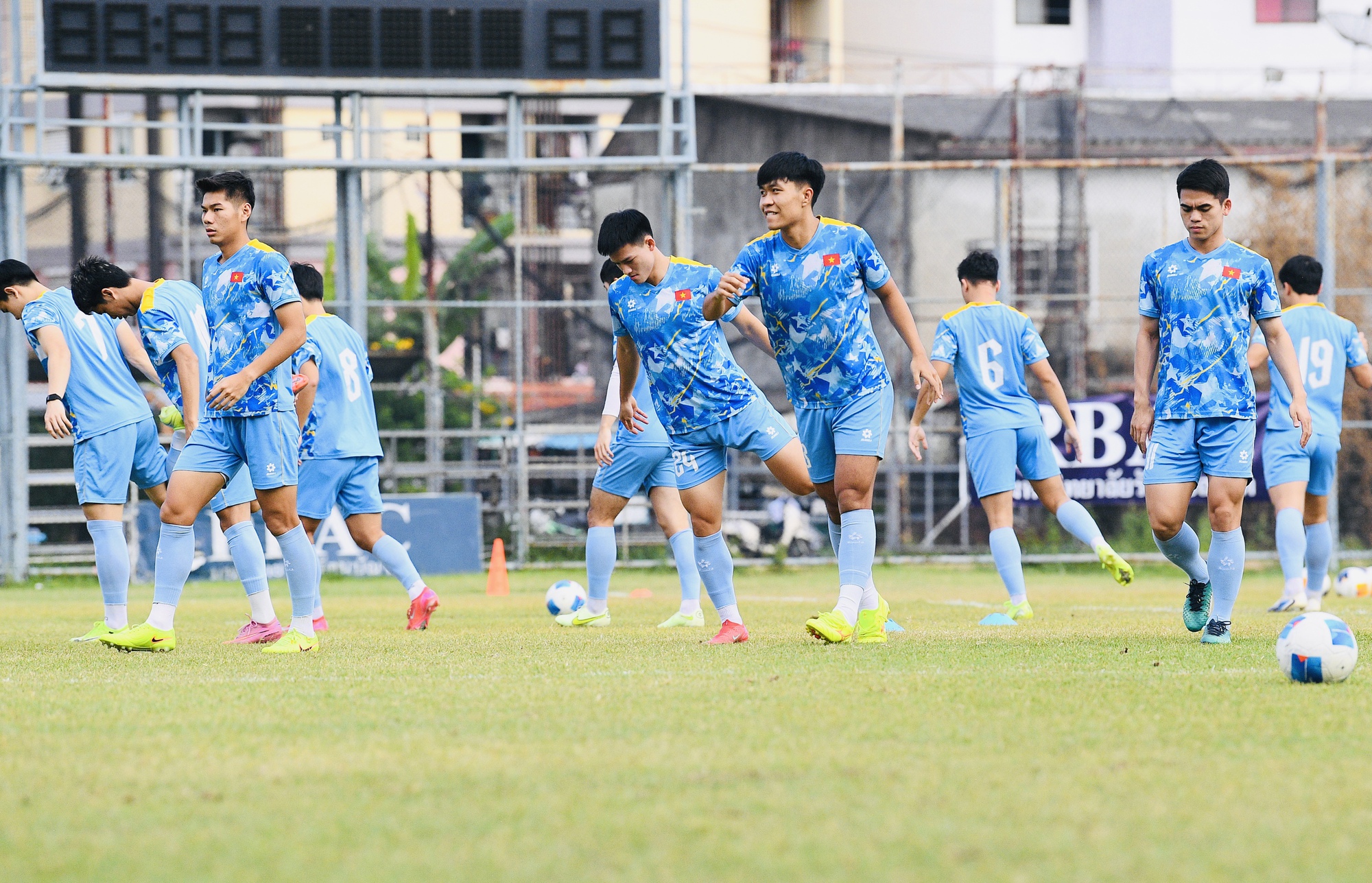 HLV Kim Sang-sik đeo kính râm cực ngầu, chiếm trọn spotlight ở buổi tập của U22 Việt Nam trước trận "đại chiến" với U22 Malaysia - Ảnh 10.