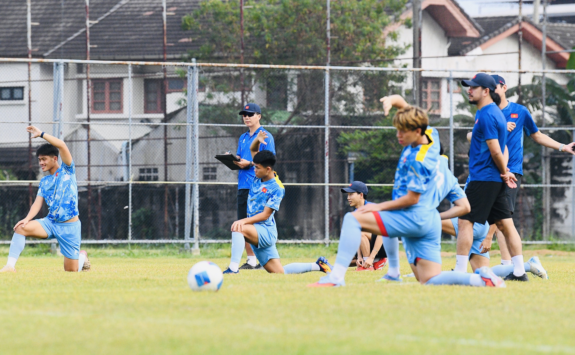 HLV Kim Sang-sik đeo kính râm cực ngầu, chiếm trọn spotlight ở buổi tập của U22 Việt Nam trước trận "đại chiến" với U22 Malaysia - Ảnh 4.