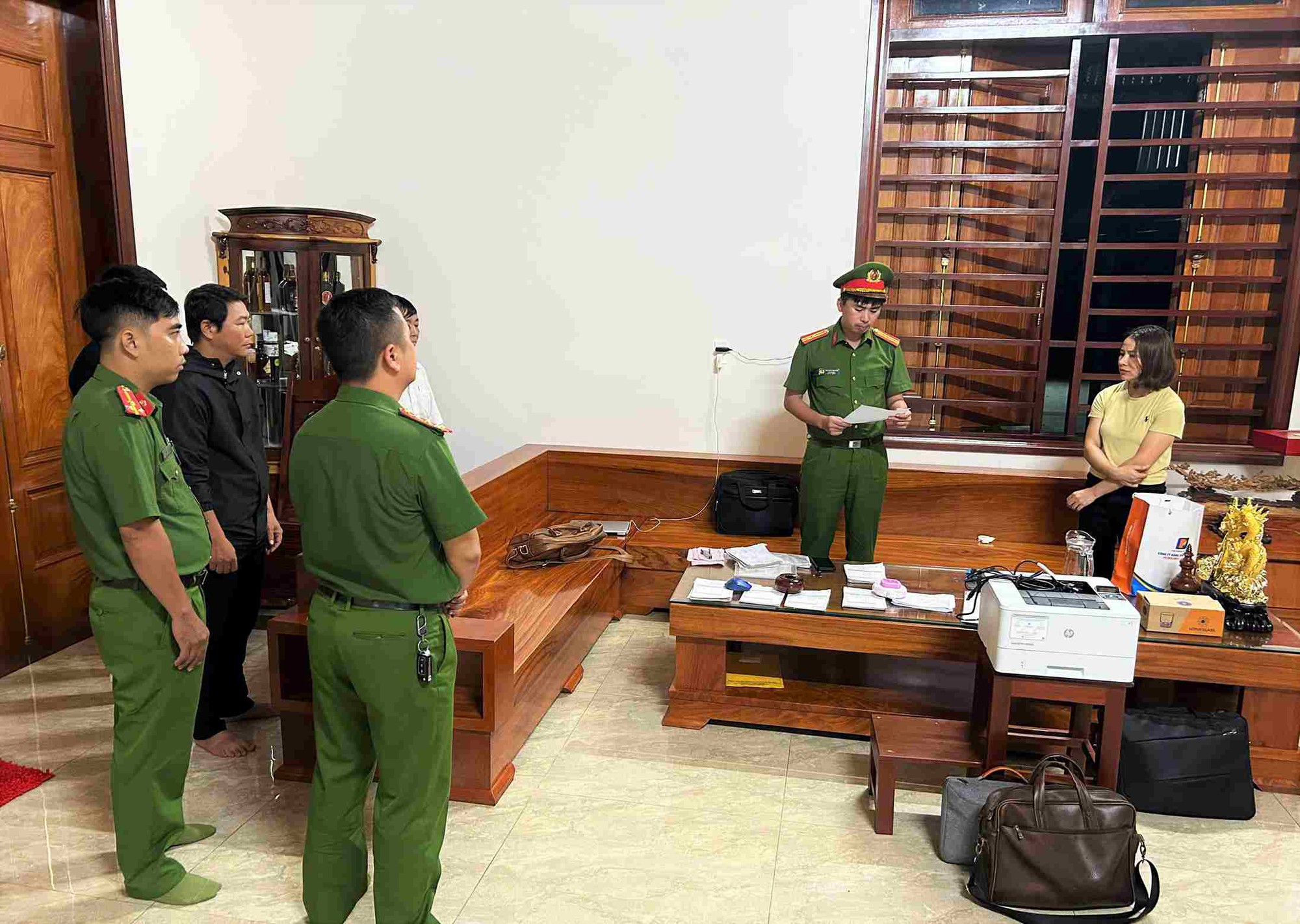 Cấm đi khỏi nơi cư trú đối với nữ giám đốc Phan Thị Quyết - Ảnh 2.