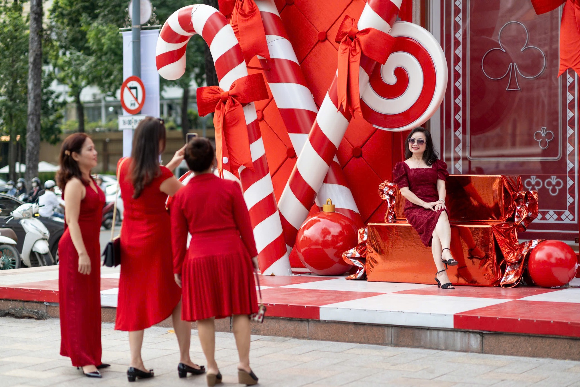 Thắp sáng mùa Giáng sinh trên thành phố mang tên Bác- Ảnh 4. Thắp sáng mùa Giáng sinh trên thành phố mang tên Bác- Ảnh 4.