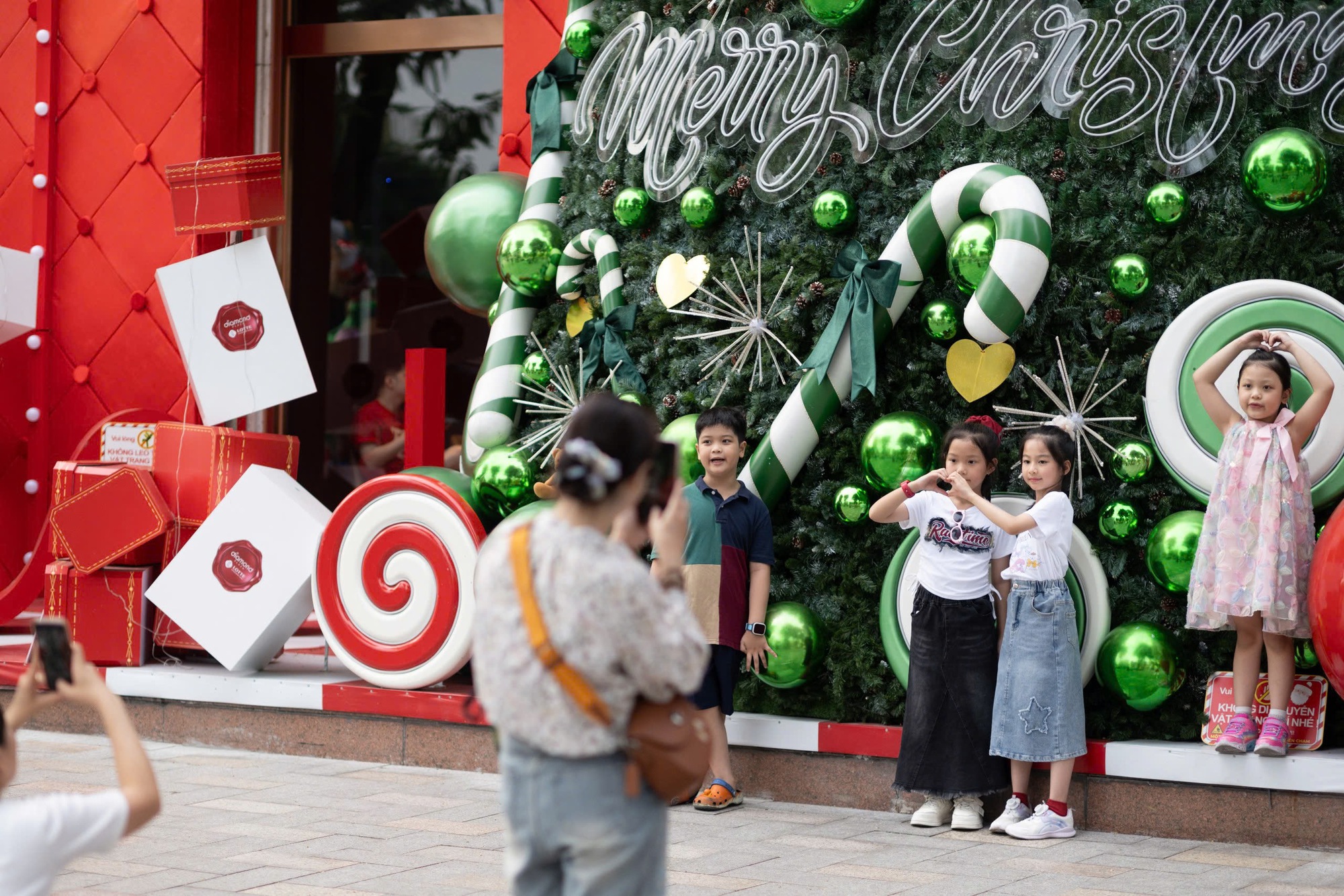 Thắp sáng mùa Giáng sinh trên thành phố mang tên Bác- Ảnh 5. Thắp sáng mùa Giáng sinh trên thành phố mang tên Bác- Ảnh 5.
