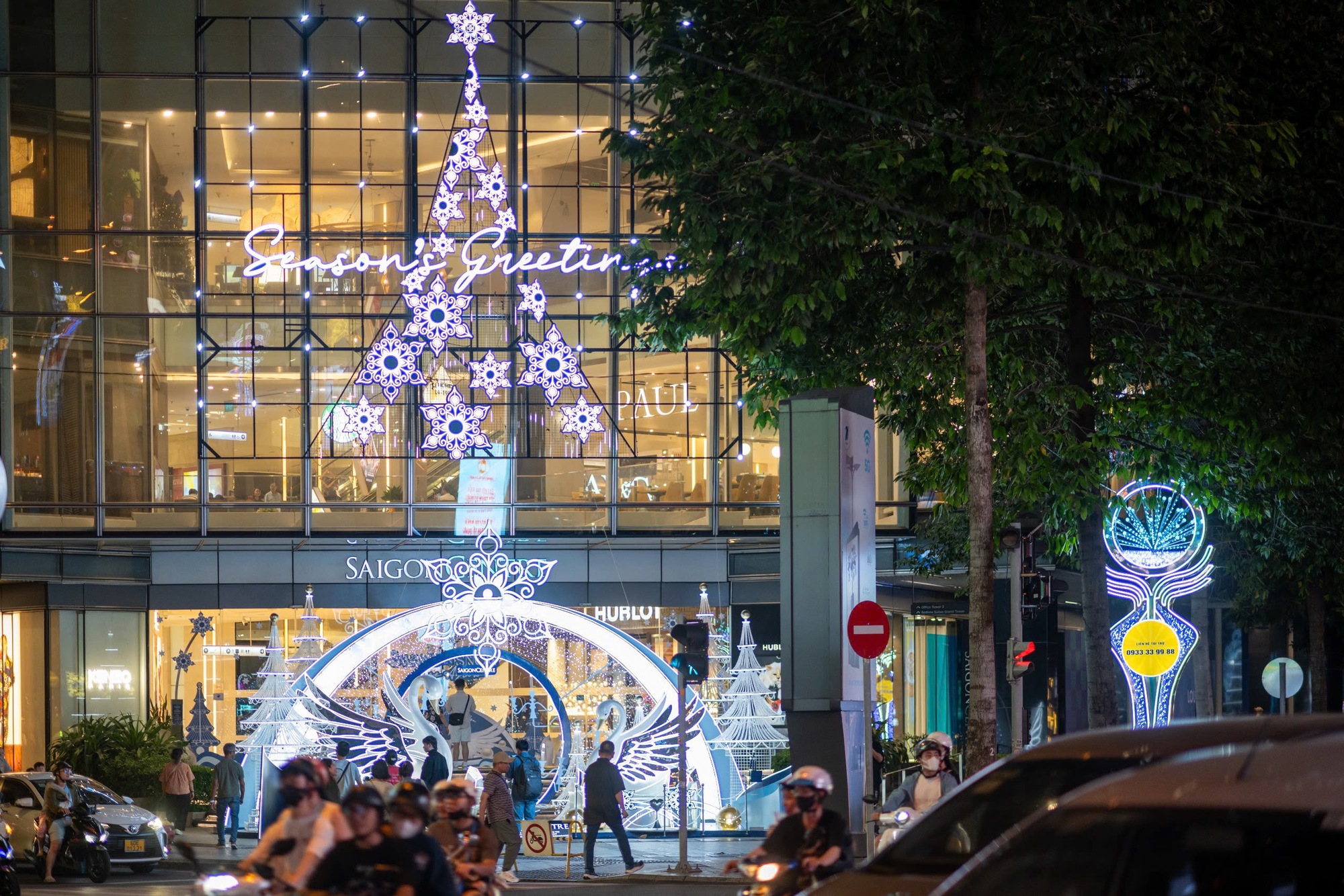 Thắp sáng mùa Giáng sinh trên thành phố mang tên Bác- Ảnh 2. Thắp sáng mùa Giáng sinh trên thành phố mang tên Bác- Ảnh 2.