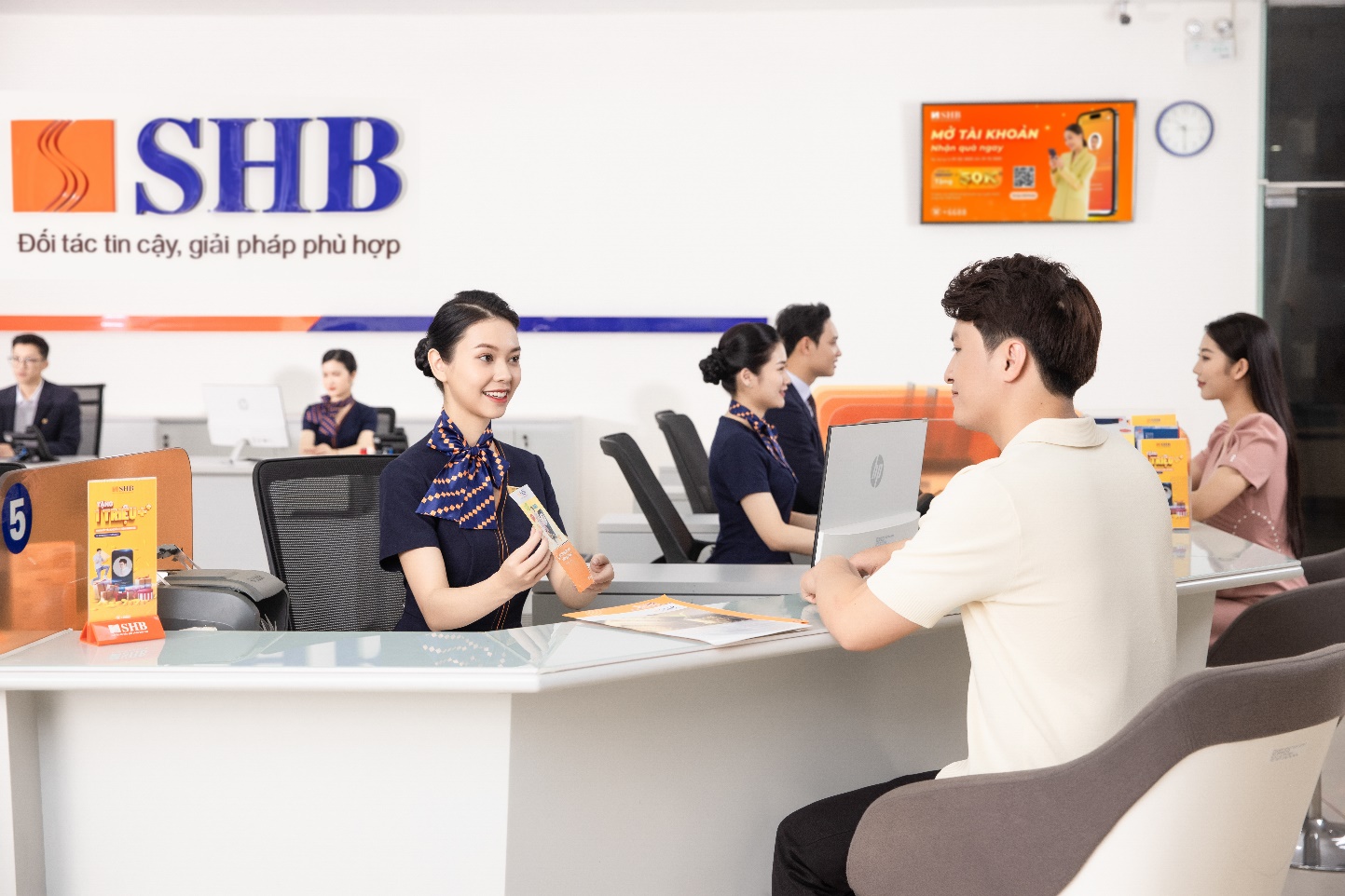Lần thứ 5, SHB được vinh danh trong Top 10 doanh nghiệp có Báo cáo thường niên tốt nhất - Ảnh 1.