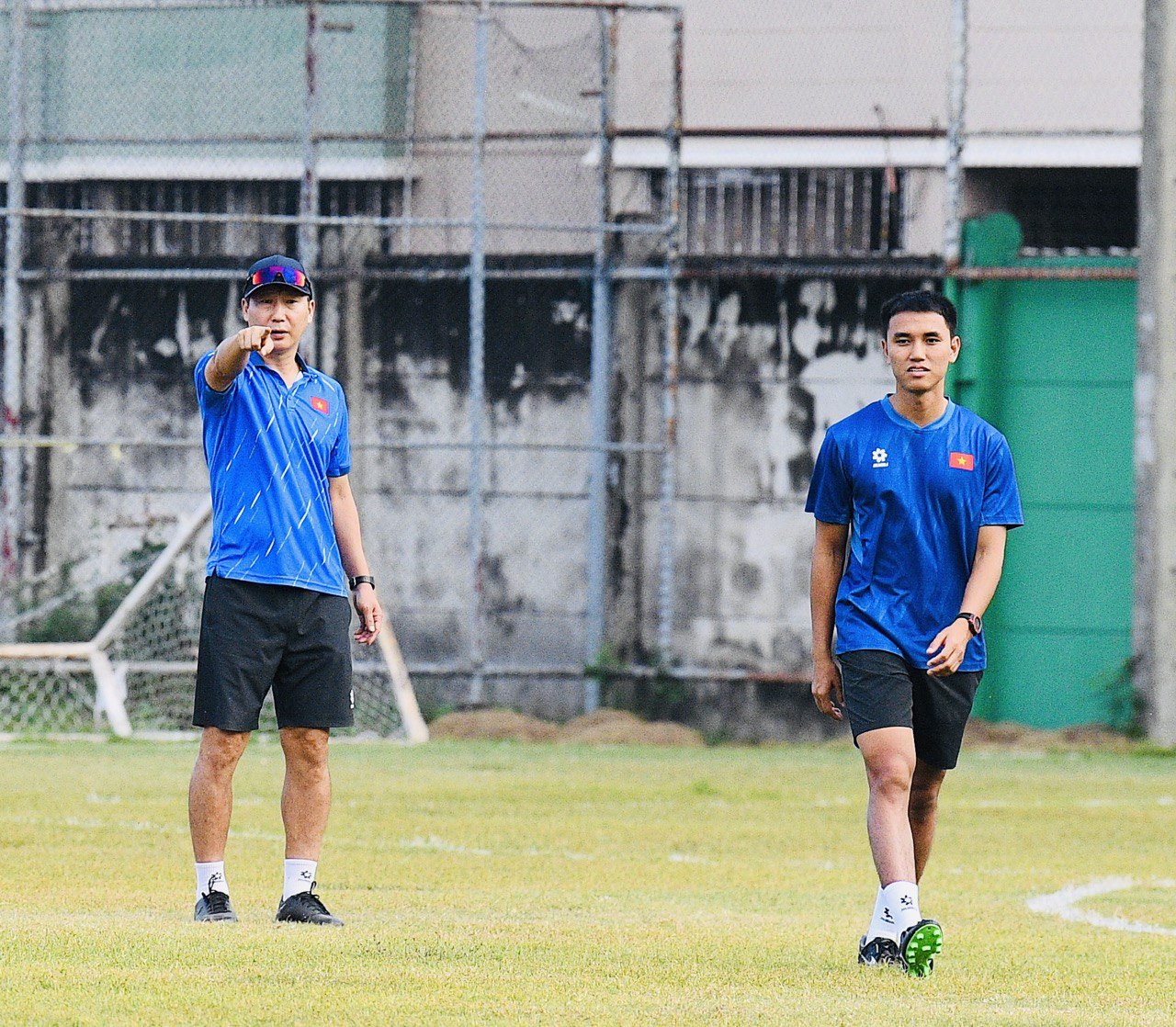 HLV Kim Sang-sik đeo kính râm cực ngầu, chiếm trọn spotlight ở buổi tập của U22 Việt Nam trước trận "đại chiến" với U22 Malaysia - Ảnh 8.