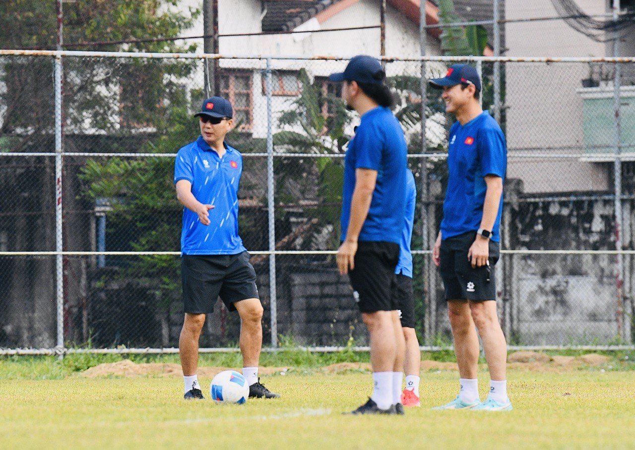 HLV Kim Sang-sik đeo kính râm cực ngầu, chiếm trọn spotlight ở buổi tập của U22 Việt Nam trước trận "đại chiến" với U22 Malaysia - Ảnh 9.