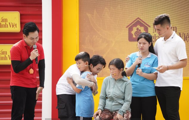 "163 lần khóc" của Phó TGĐ Hoa Sen: Người đàn ông mang tiền của tập đoàn đi "mua nước mắt" mỗi tuần- Ảnh 5.