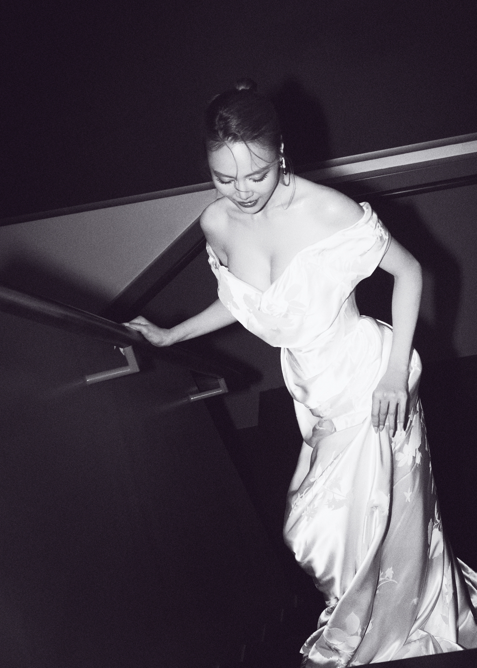 Chiếc váy 300 triệu đồng của Ninh Dương Lan Ngọc - Ảnh 1.