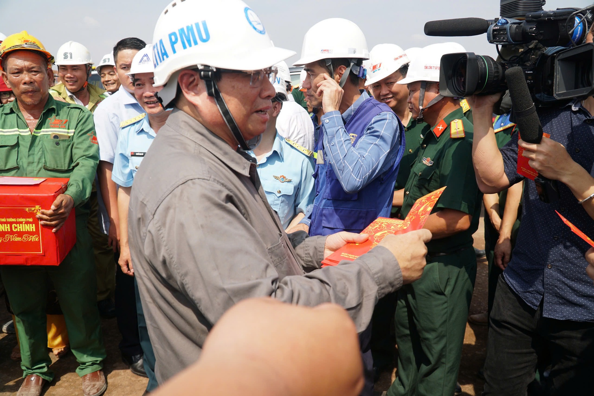 Thủ tướng Phạm Minh Chính kiểm tra, chúc Tết tại sân bay Long Thành- Ảnh 5.