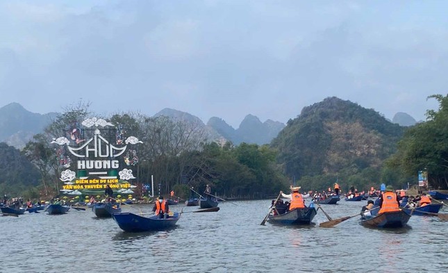 Chưa khai hội, chùa Hương đã đón hơn 2 vạn lượt khách trong 4 ngày Tết- Ảnh 1.