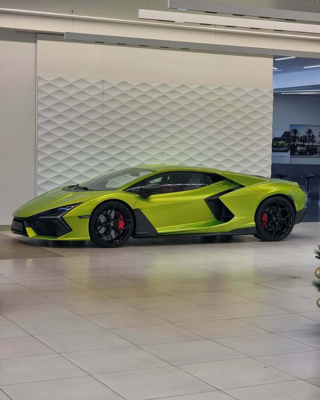 Kỹ thuật viên gây tai nạn cho siêu xe Lamborghini Revuelto trong ngày bàn giao đến khách hàng- Ảnh 4.