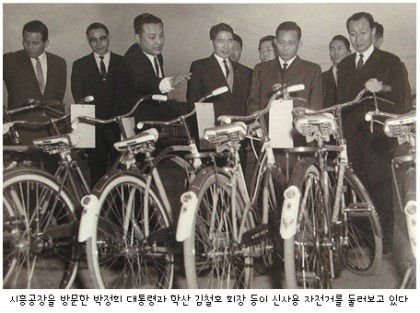 Kim Cheol-ho - Cha đẻ tuổi Tỵ gây dựng Kia từ con số 0- Ảnh 2. Kim Cheol-ho - Cha đẻ tuổi Tỵ gây dựng Kia từ con số 0- Ảnh 2.