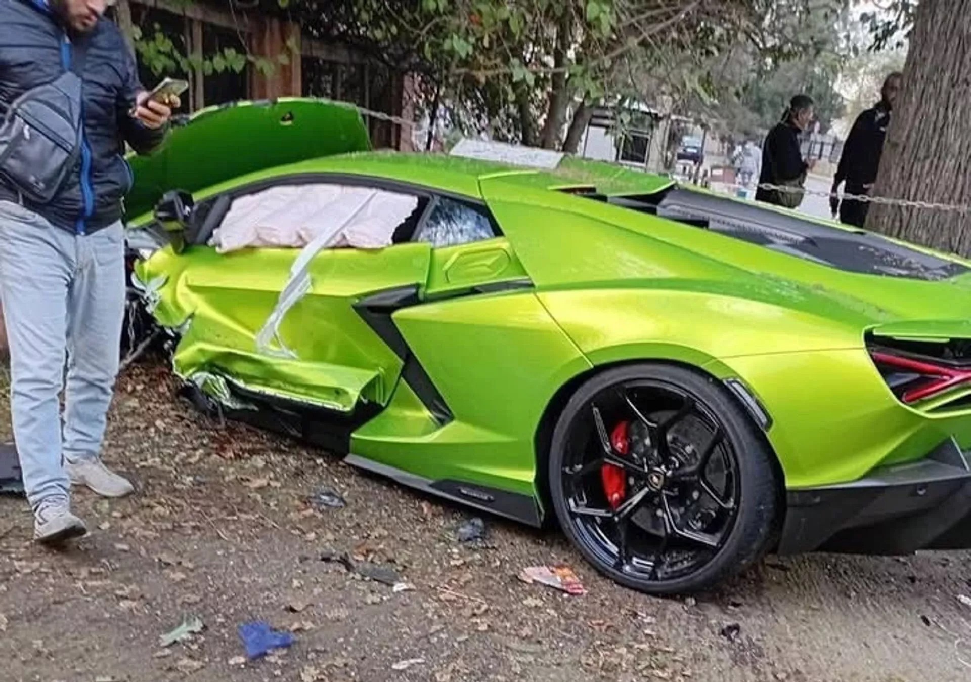 Kỹ thuật viên gây tai nạn cho siêu xe Lamborghini Revuelto trong ngày bàn giao đến khách hàng- Ảnh 3.