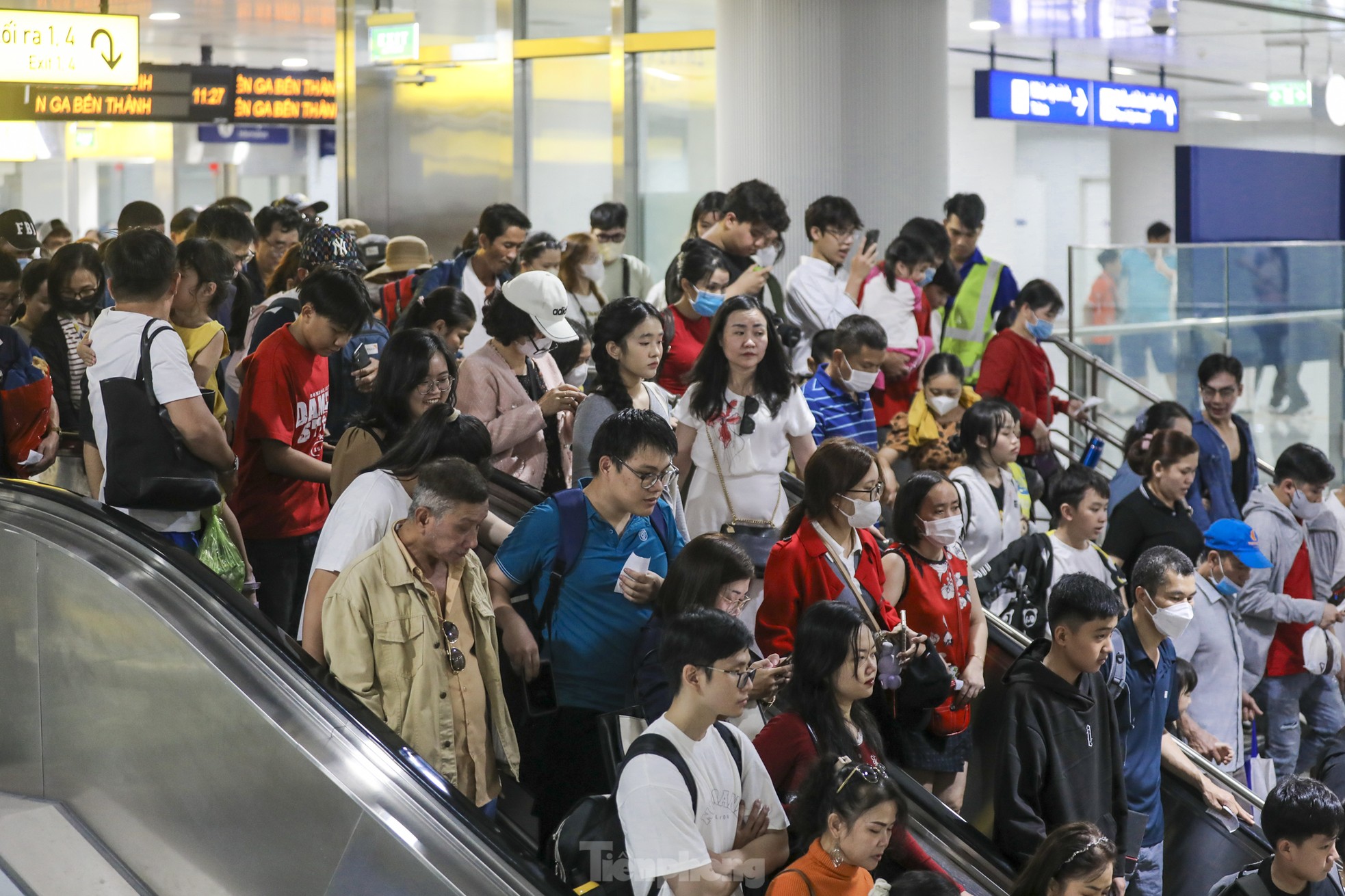 Mùng 4 tết, đường phố TPHCM nhộn nhịp trở lại, metro chật kín người- Ảnh 12.