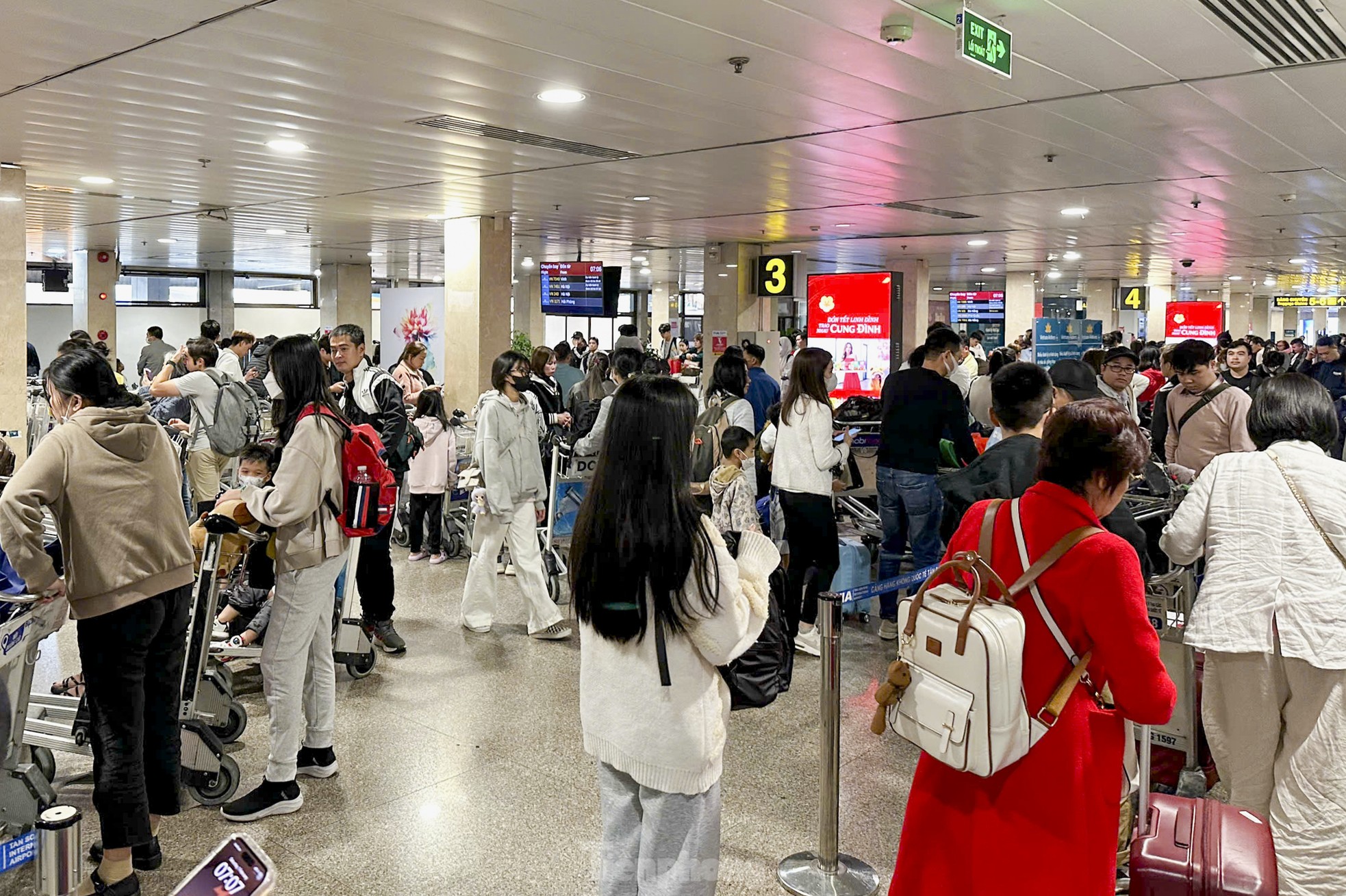 Mùng 4 tết, đường phố TPHCM nhộn nhịp trở lại, metro chật kín người- Ảnh 14.