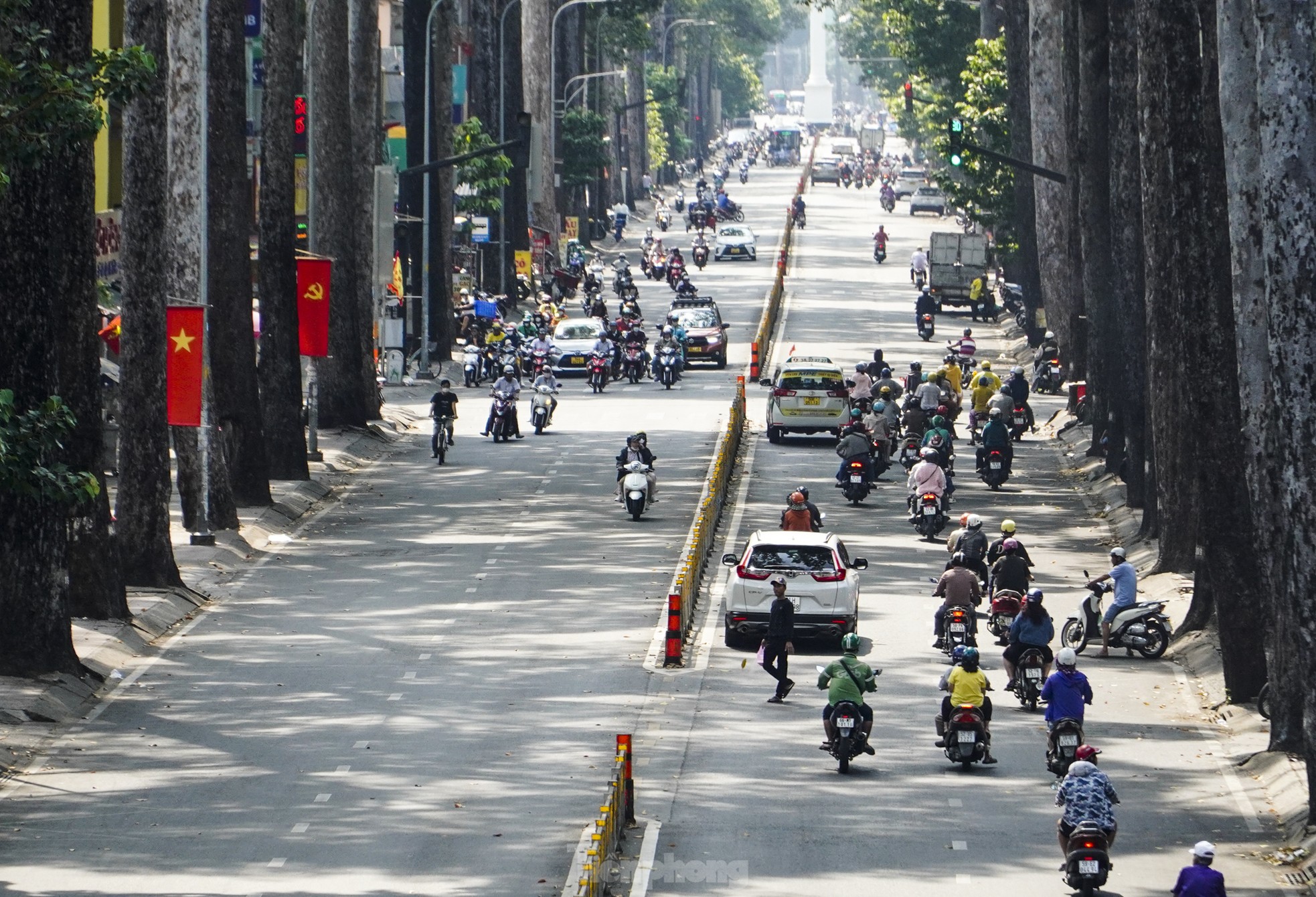 Mùng 4 tết, đường phố TPHCM nhộn nhịp trở lại, metro chật kín người- Ảnh 4.