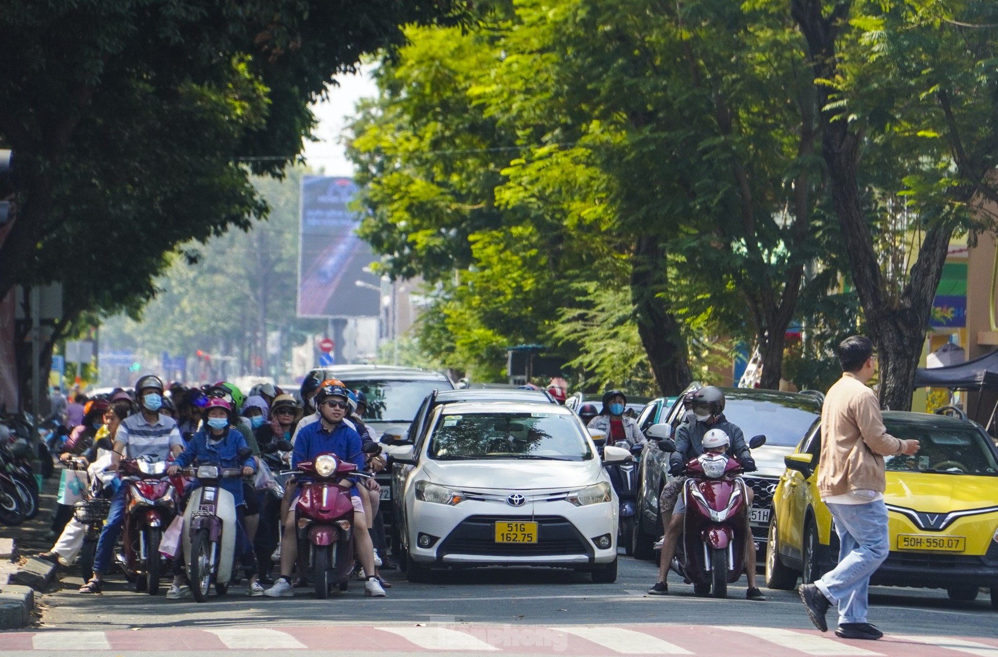 Mùng 4 tết, đường phố TPHCM nhộn nhịp trở lại, metro chật kín người- Ảnh 2.