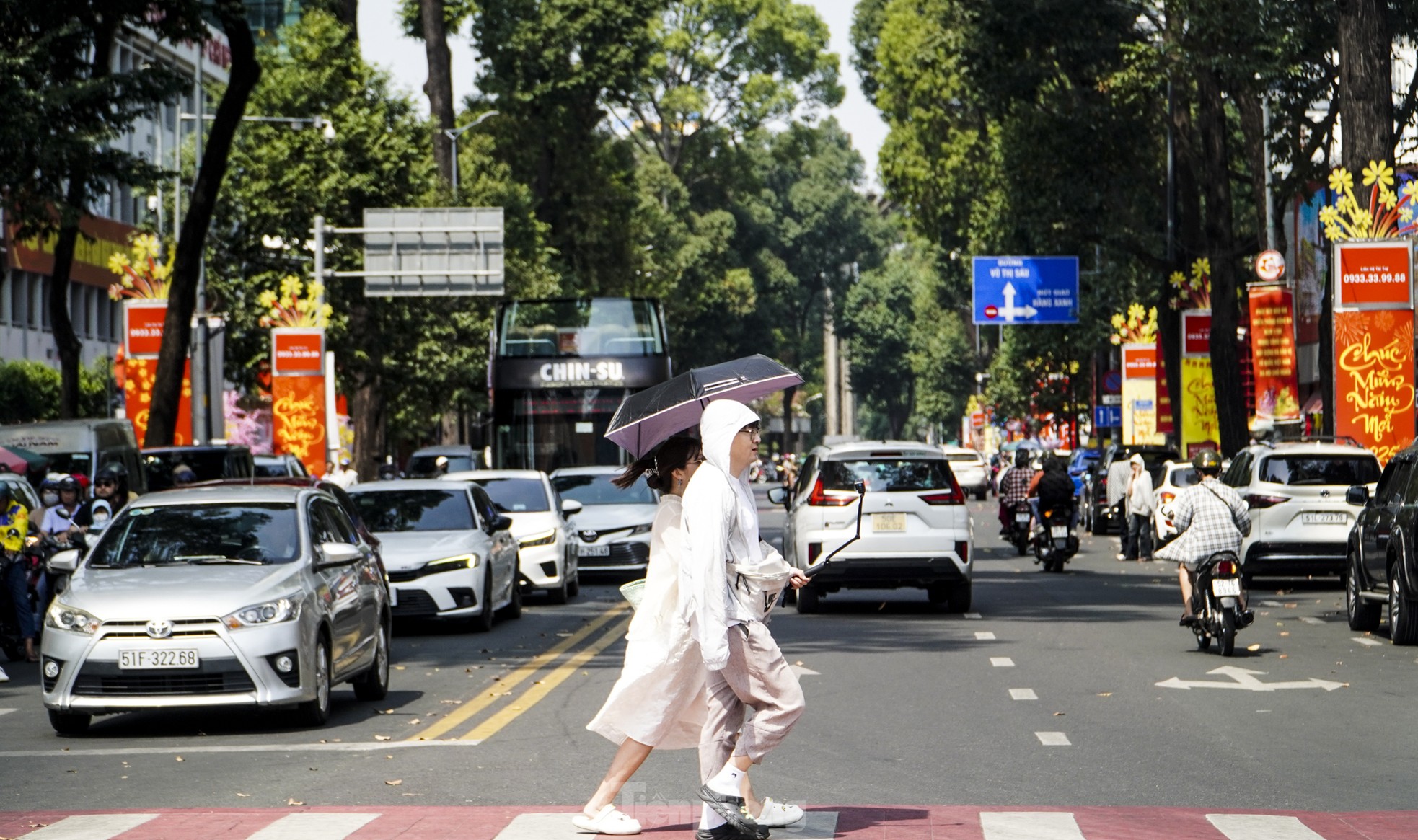 Mùng 4 tết, đường phố TPHCM nhộn nhịp trở lại, metro chật kín người- Ảnh 3.