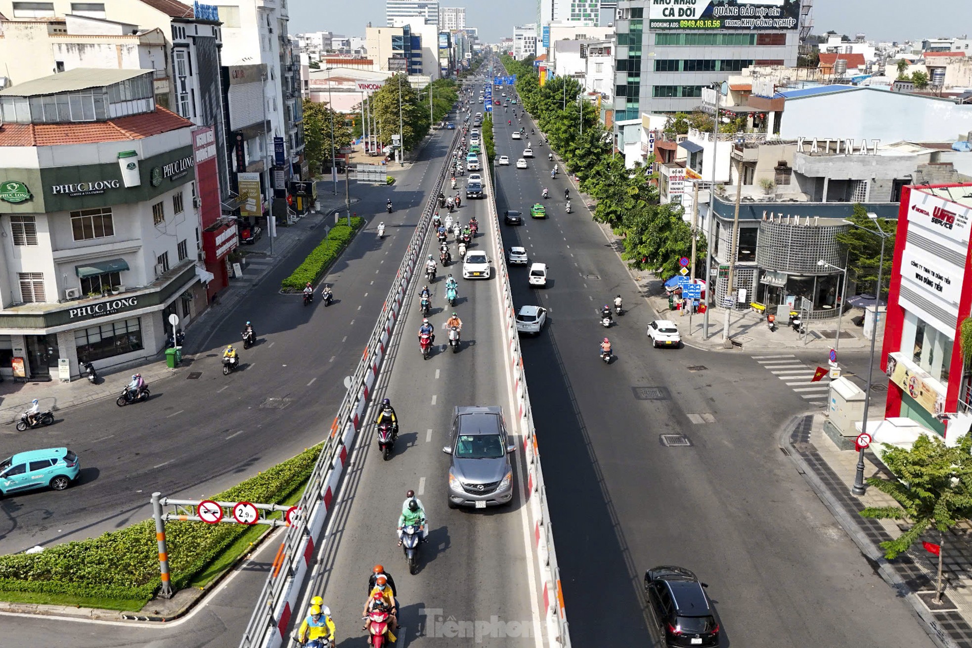 Mùng 4 tết, đường phố TPHCM nhộn nhịp trở lại, metro chật kín người- Ảnh 6.