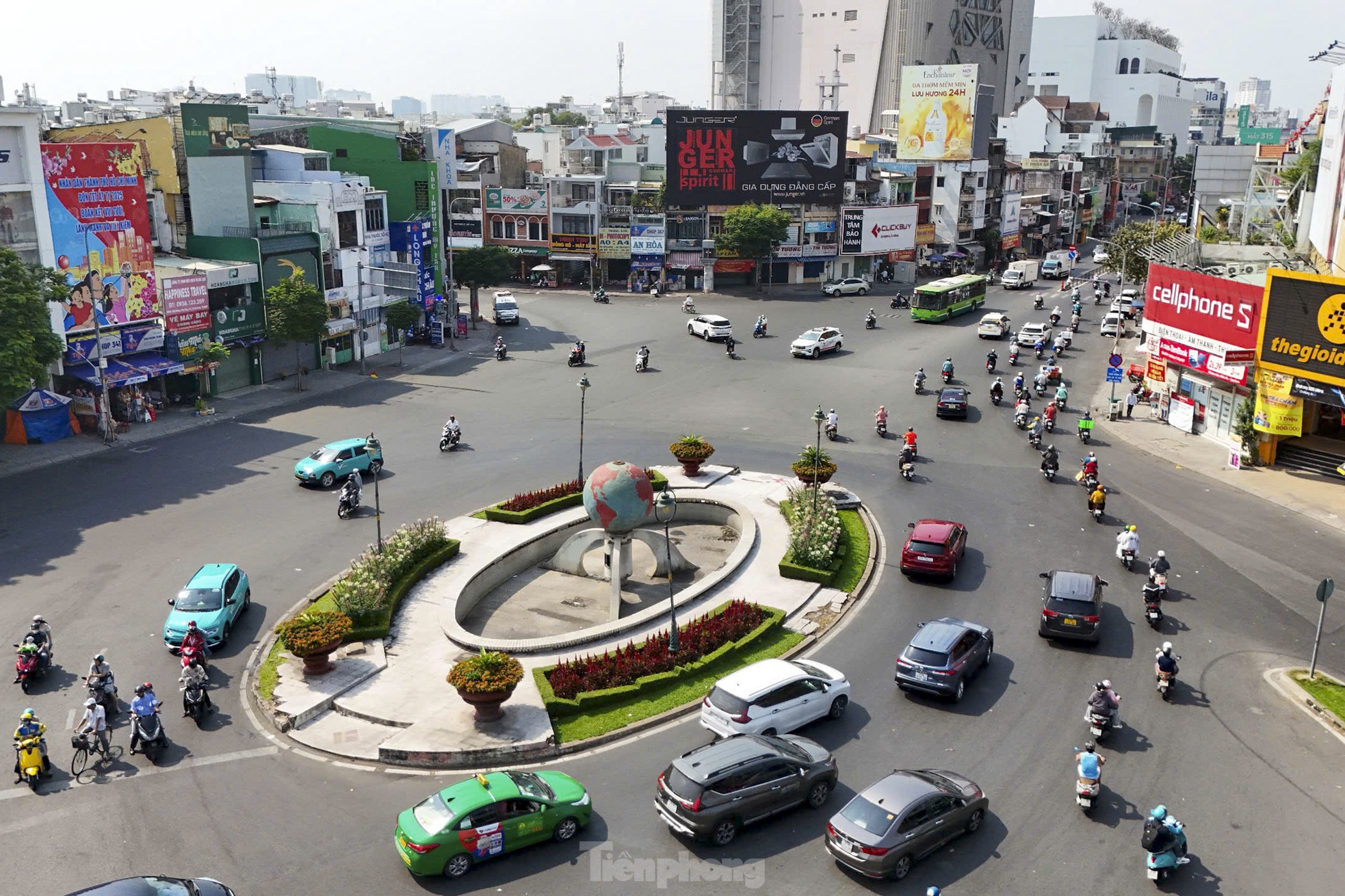 Mùng 4 tết, đường phố TPHCM nhộn nhịp trở lại, metro chật kín người- Ảnh 5.