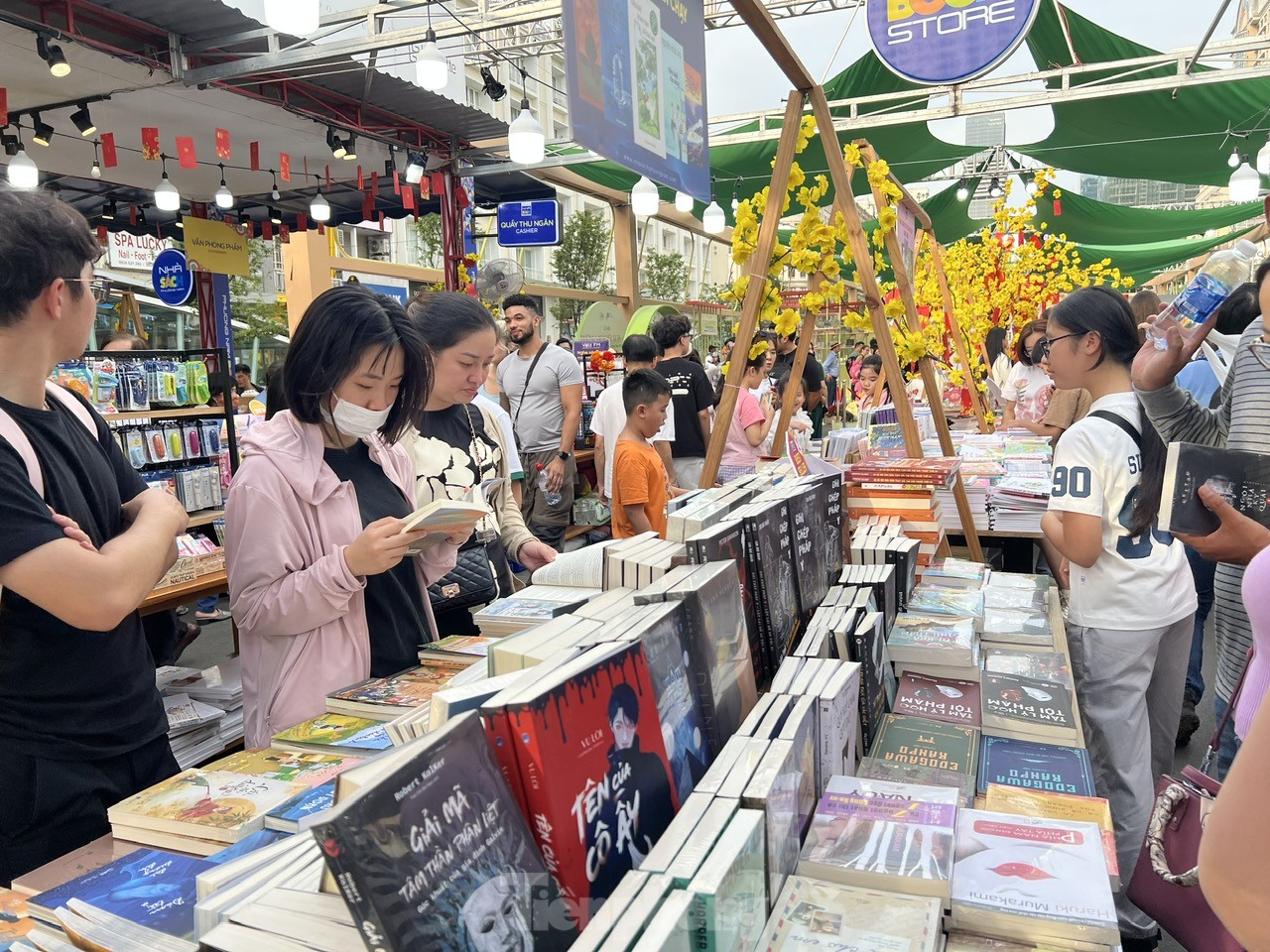 Đông nghịt người tại các khu vui chơi, trung tâm thương mại ở TPHCM- Ảnh 6.