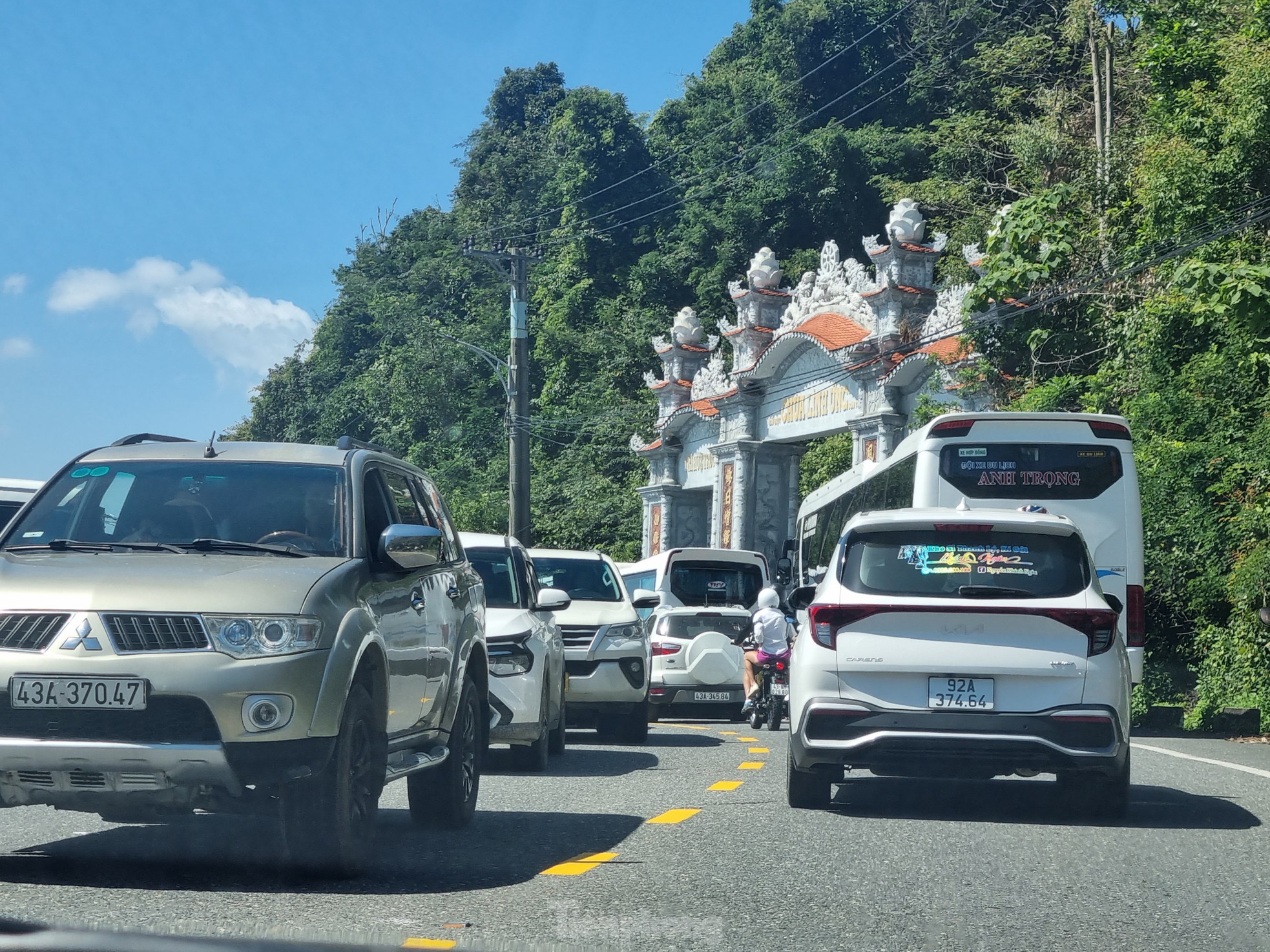 Dòng người đổ về chùa Linh Ứng, xe nhích từng chút trên bán đảo Sơn Trà- Ảnh 3.