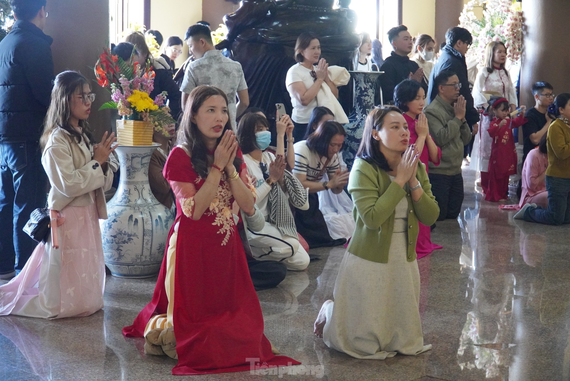 Dòng người đổ về chùa Linh Ứng, xe nhích từng chút trên bán đảo Sơn Trà- Ảnh 9.