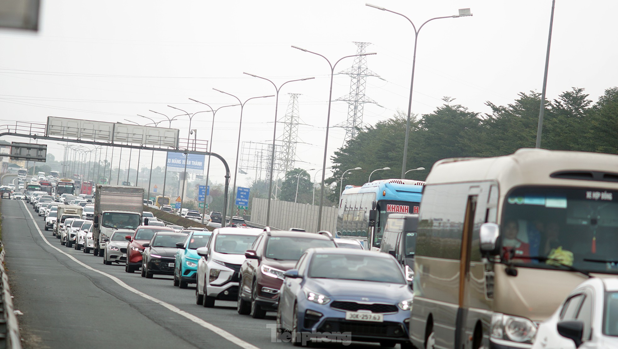 Mùng 4 Tết: Phương tiện ùn dài tại cửa ngõ Thủ đô- Ảnh 9.