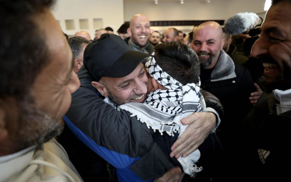 Người dân chào đón một tù nhân Palestine được thả tại TP Ramallah, Bờ Tây hôm 8-2. Ảnh: TÂN HOA XÃ Người dân chào đón một tù nhân Palestine được thả tại TP Ramallah, Bờ Tây hôm 8-2. Ảnh: TÂN HOA XÃ