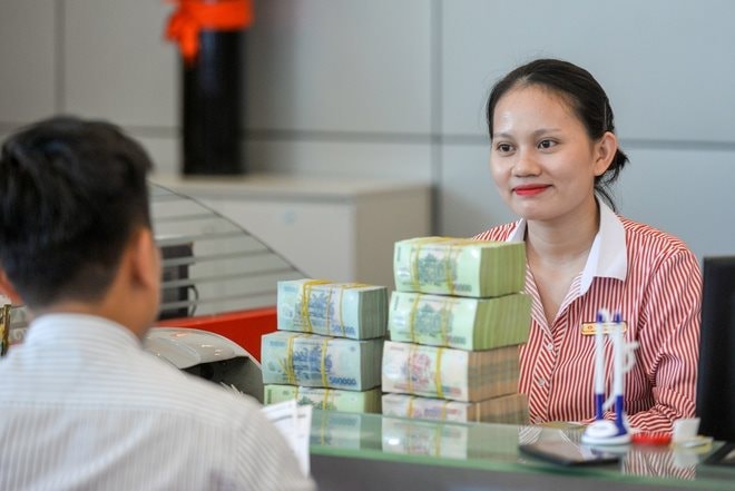 CEO một ngân hàng nhận thù lao hơn 25 tỷ trong năm 2024, thu nhập bình quân nhân viên đạt 576 triệu đồng- Ảnh 1.