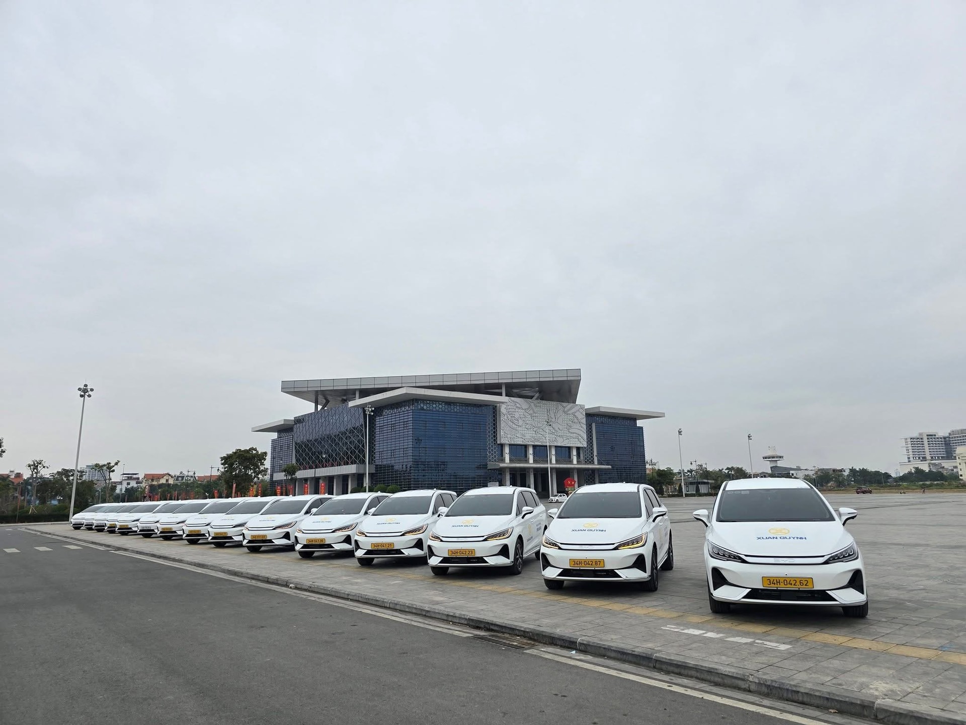 Một doanh nghiệp vận tải mua 50 ô tô điện của BYD để chạy tuyến Hà Nội - Hải Dương- Ảnh 1.