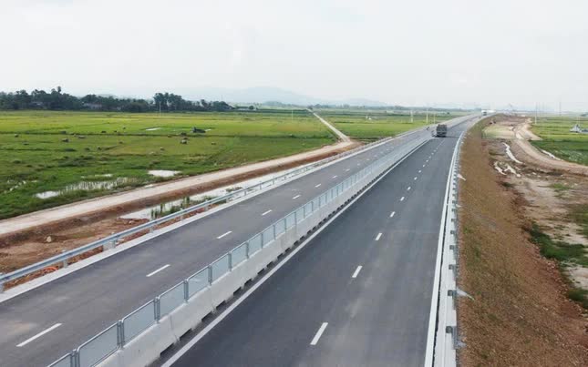 Bộ trưởng Giao thông chỉ đạo xử lý vụ bung khe co giãn đường cao tốc làm nhiều ô tô nổ lốp- Ảnh 2. Bộ trưởng Giao thông chỉ đạo xử lý vụ bung khe co giãn đường cao tốc làm nhiều ô tô nổ lốp- Ảnh 2.