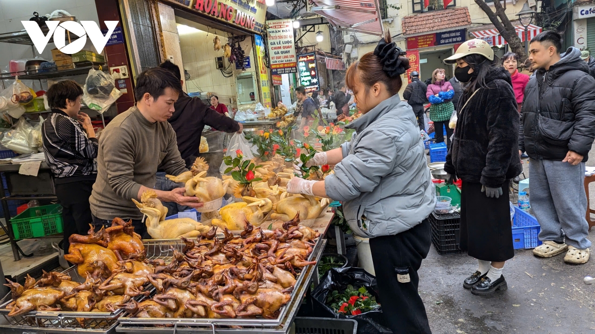 “Chợ nhà giàu” phố cổ Hà Nội tất bật trước ngày Rằm tháng Giêng- Ảnh 10.