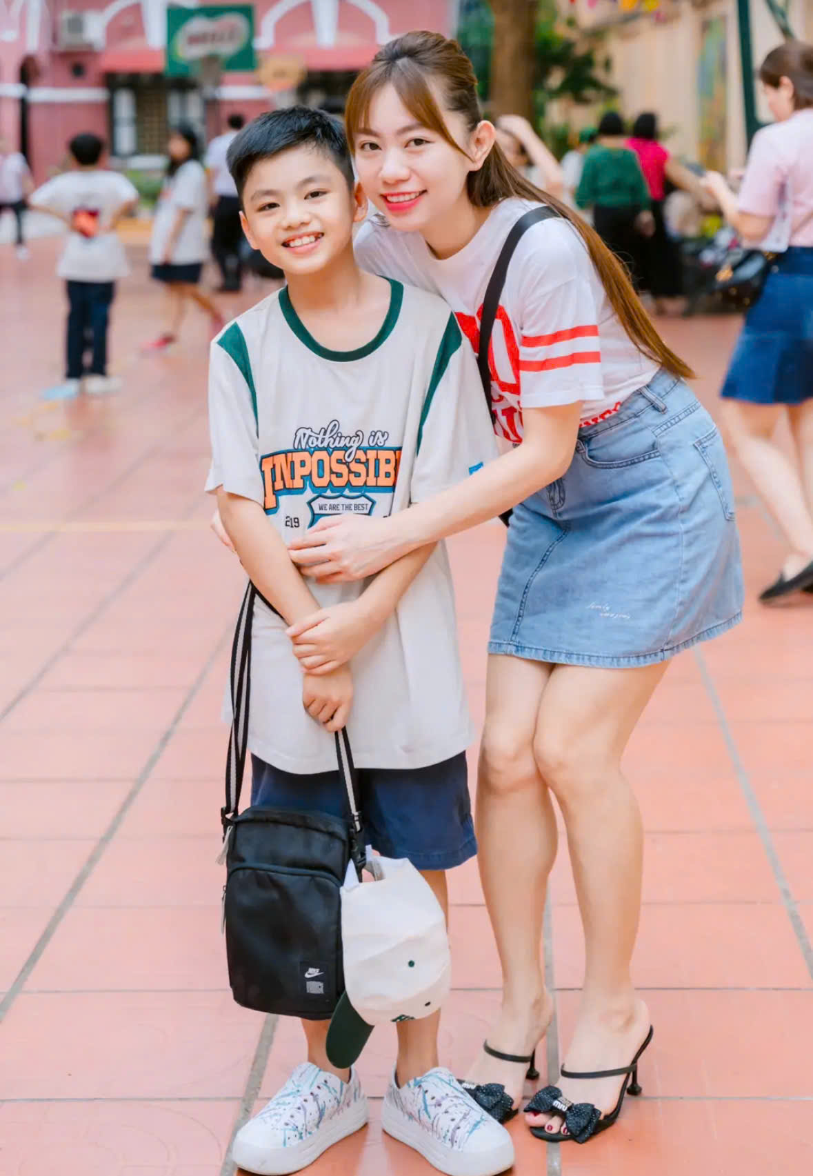 Bức ảnh "mẹ 40 - con 15" khiến nhiều người không tin vào mắt mình, chính chủ tiết lộ thêm nhiều tình tiết oái ăm- Ảnh 4. Bức ảnh "mẹ 40 - con 15" khiến nhiều người không tin vào mắt mình, chính chủ tiết lộ thêm nhiều tình tiết oái ăm- Ảnh 4.