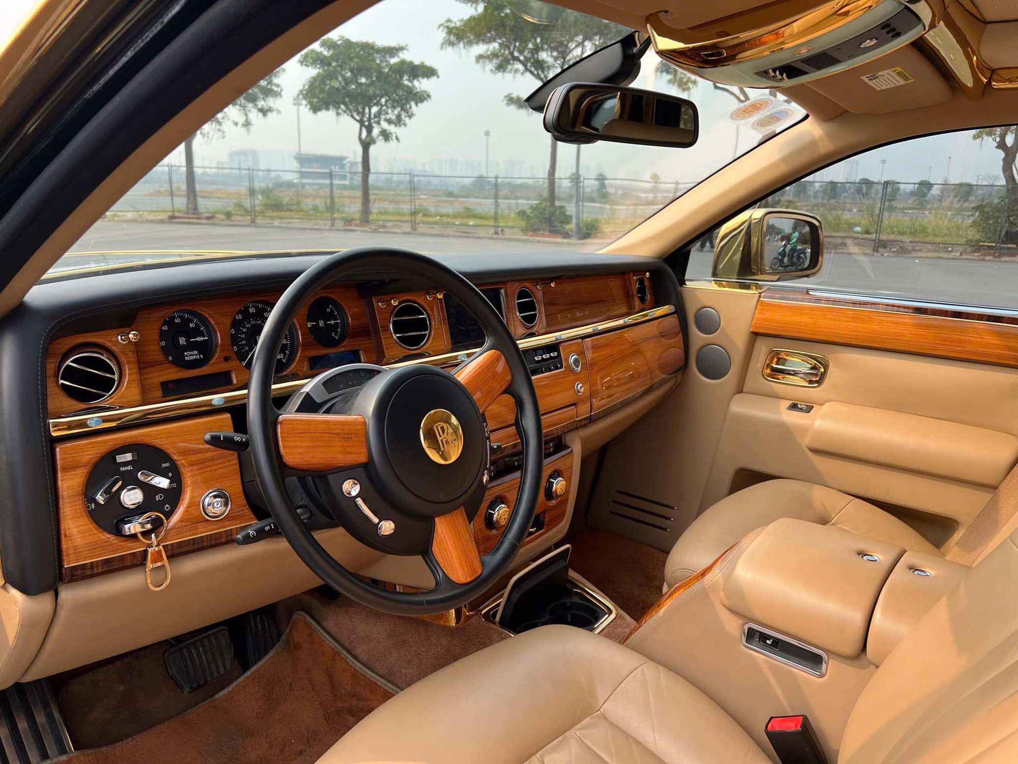 Rolls-Royce Phantom hàng độc giá 9,5 tỷ đồng tại Việt Nam: Mạ vàng 24K từ ngoài vào trong, nhiều chi tiết chạm khắc hình rồng- Ảnh 7.