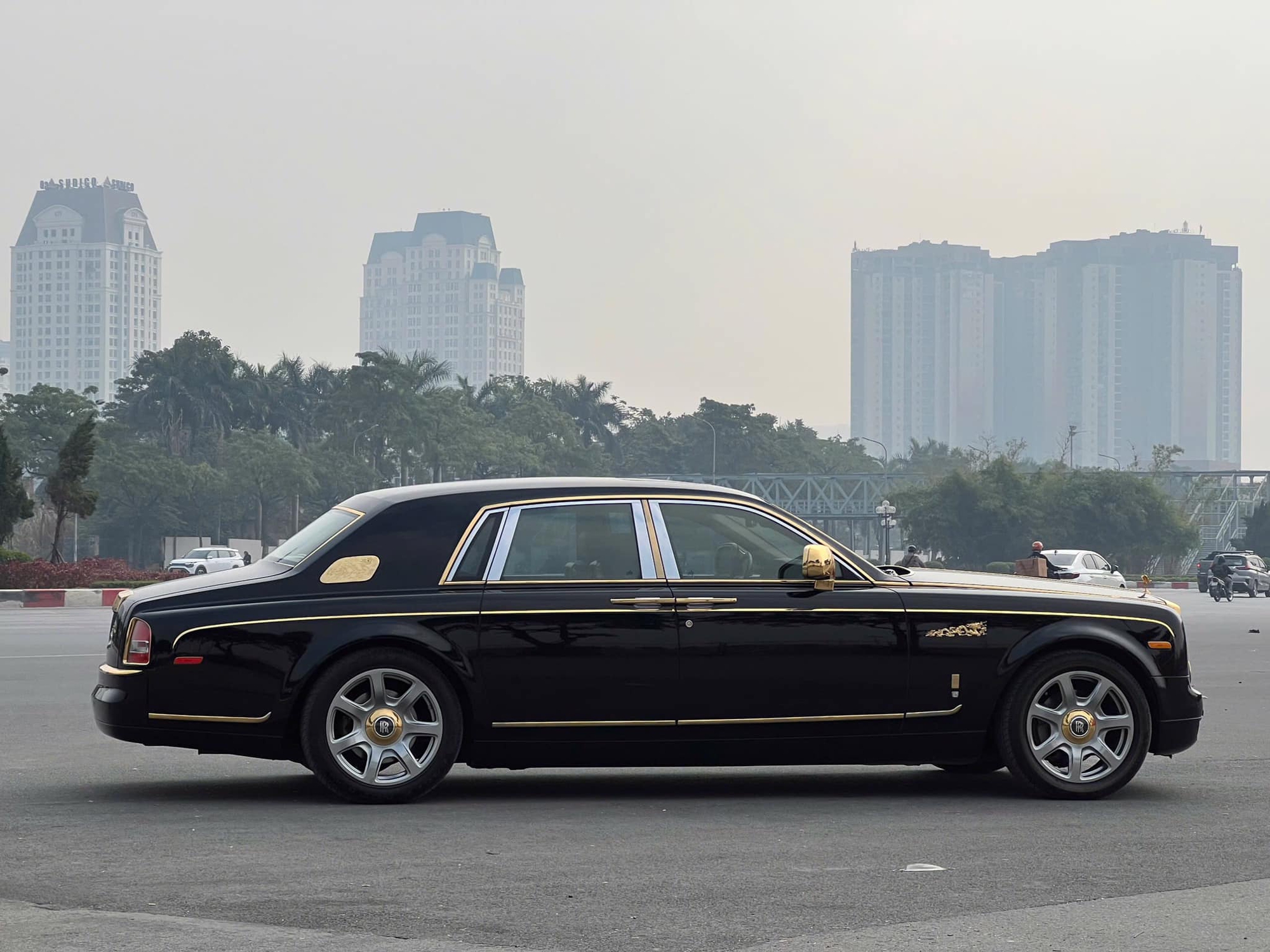 Rolls-Royce Phantom hàng độc giá 9,5 tỷ đồng tại Việt Nam: Mạ vàng 24K từ ngoài vào trong, nhiều chi tiết chạm khắc hình rồng- Ảnh 5.