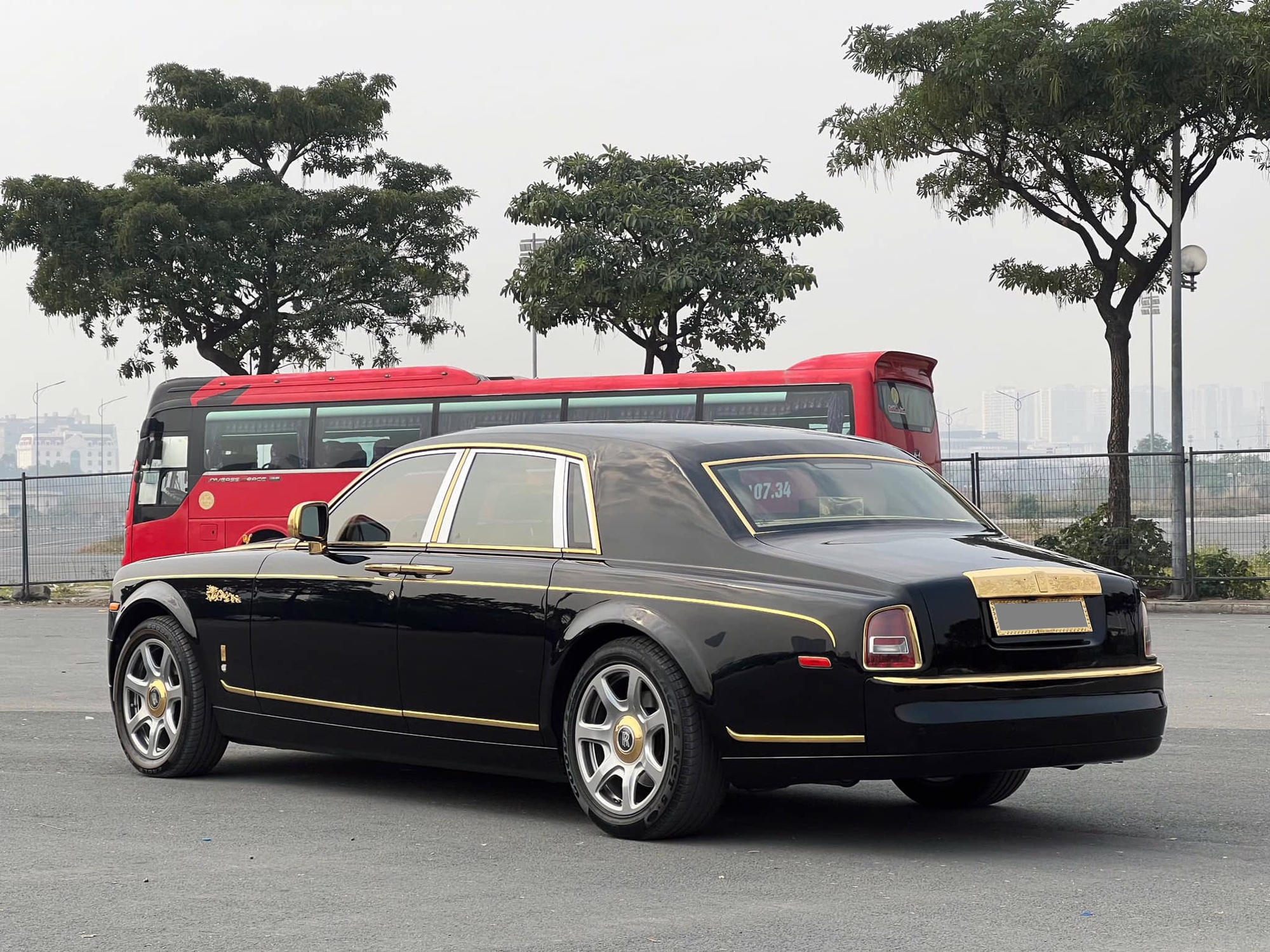 Rolls-Royce Phantom hàng độc giá 9,5 tỷ đồng tại Việt Nam: Mạ vàng 24K từ ngoài vào trong, nhiều chi tiết chạm khắc hình rồng- Ảnh 6.